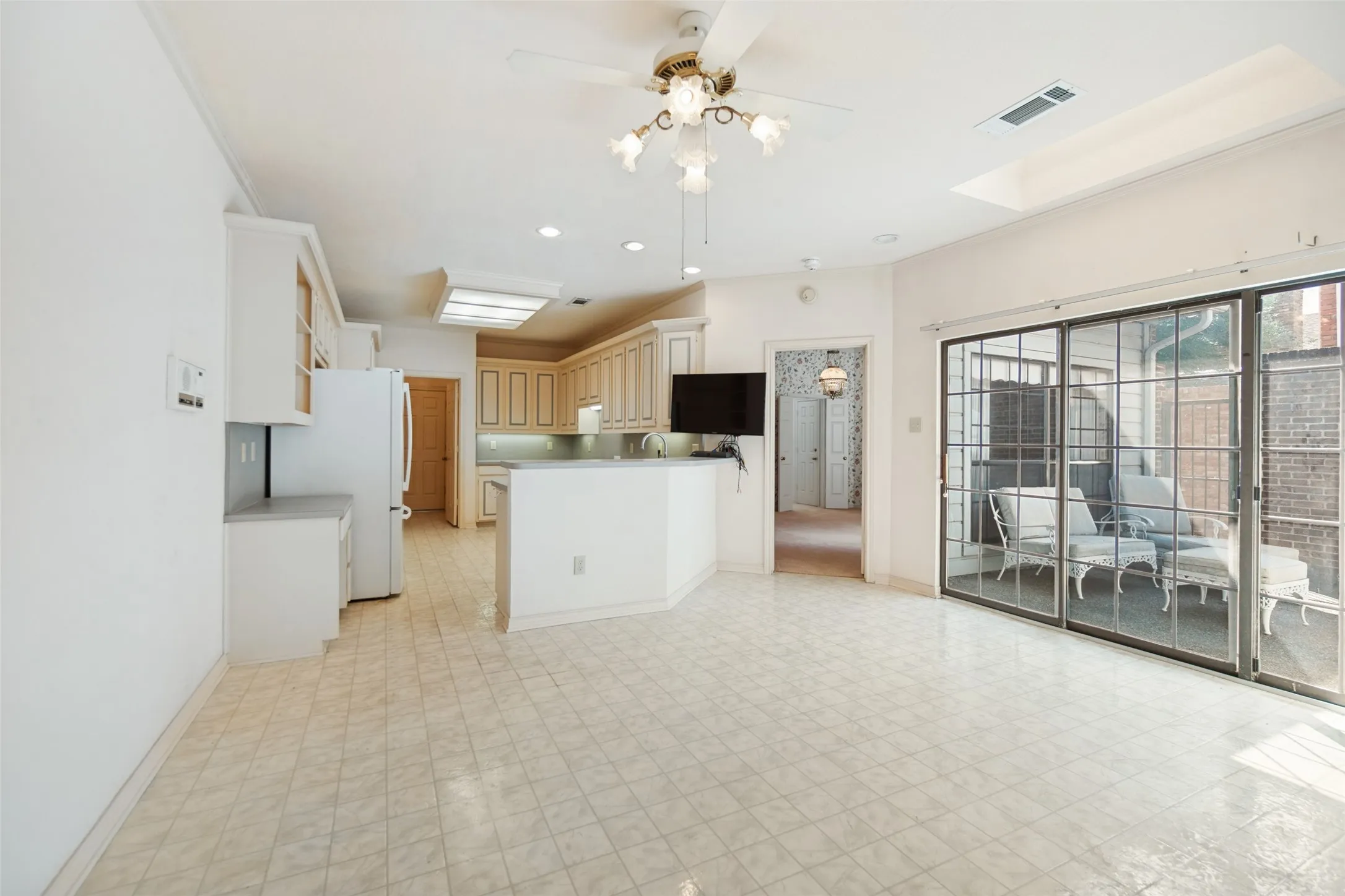 Townhouse For Sale in Dallas County , 6928 Clearhaven Drive, Dallas, Texas 75248, 3 Bedroom, 2 Bathroom, 2 Garage spaces, 2,018 Sqft, built in 1986, mls#21394221, Real Estate Agent in Dallas, Homes For Sale in Dallas county, Homes For Sale in Dallas, Realtor in Dallas Texas, Real Estate Brokerage Independent Realty Texas, Luminita Cordes Realtor
