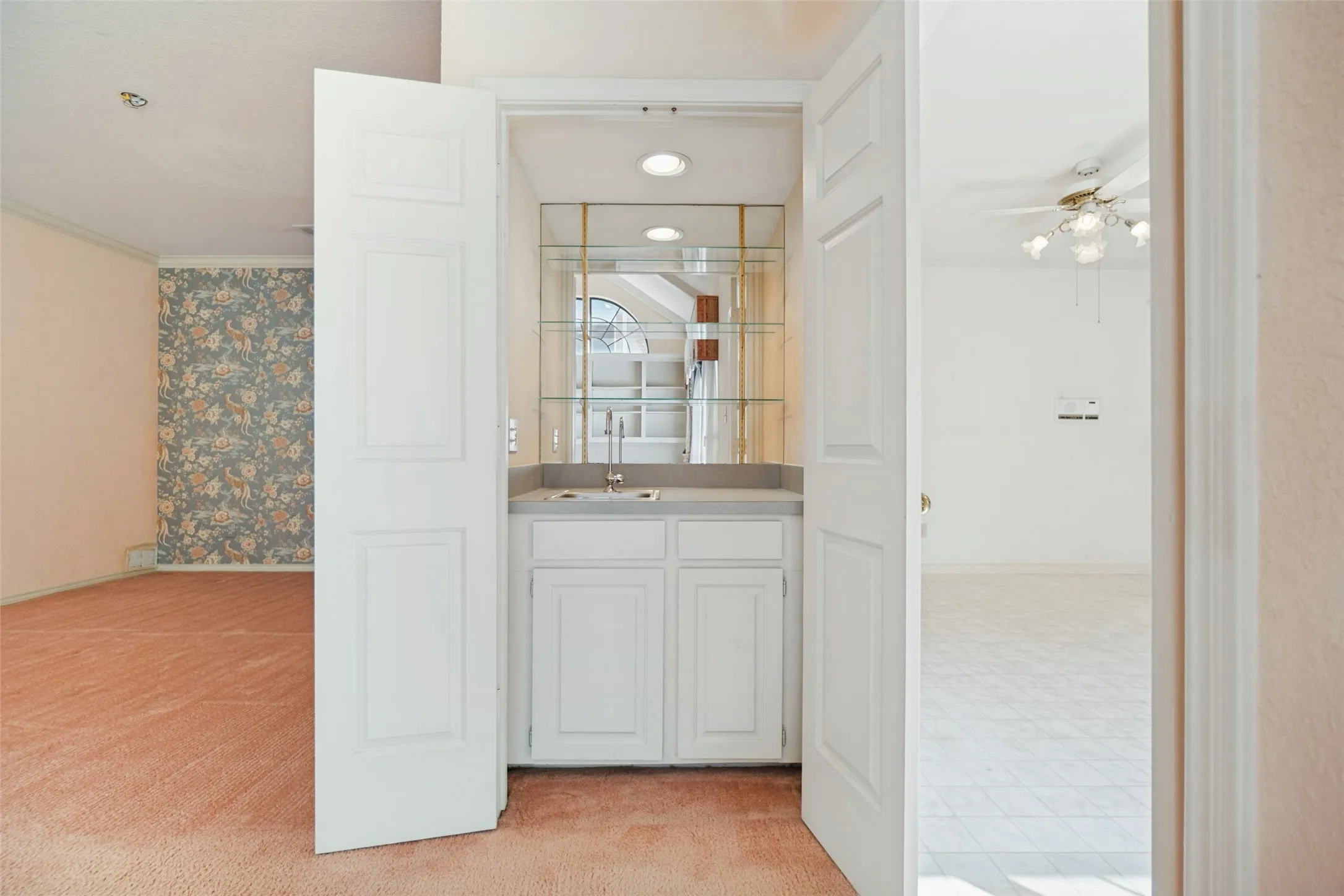 Townhouse For Sale in Dallas County , 6928 Clearhaven Drive, Dallas, Texas 75248, 3 Bedroom, 2 Bathroom, 2 Garage spaces, 2,018 Sqft, built in 1986, mls#21394221, Real Estate Agent in Dallas, Homes For Sale in Dallas county, Homes For Sale in Dallas, Realtor in Dallas Texas, Real Estate Brokerage Independent Realty Texas, Luminita Cordes Realtor