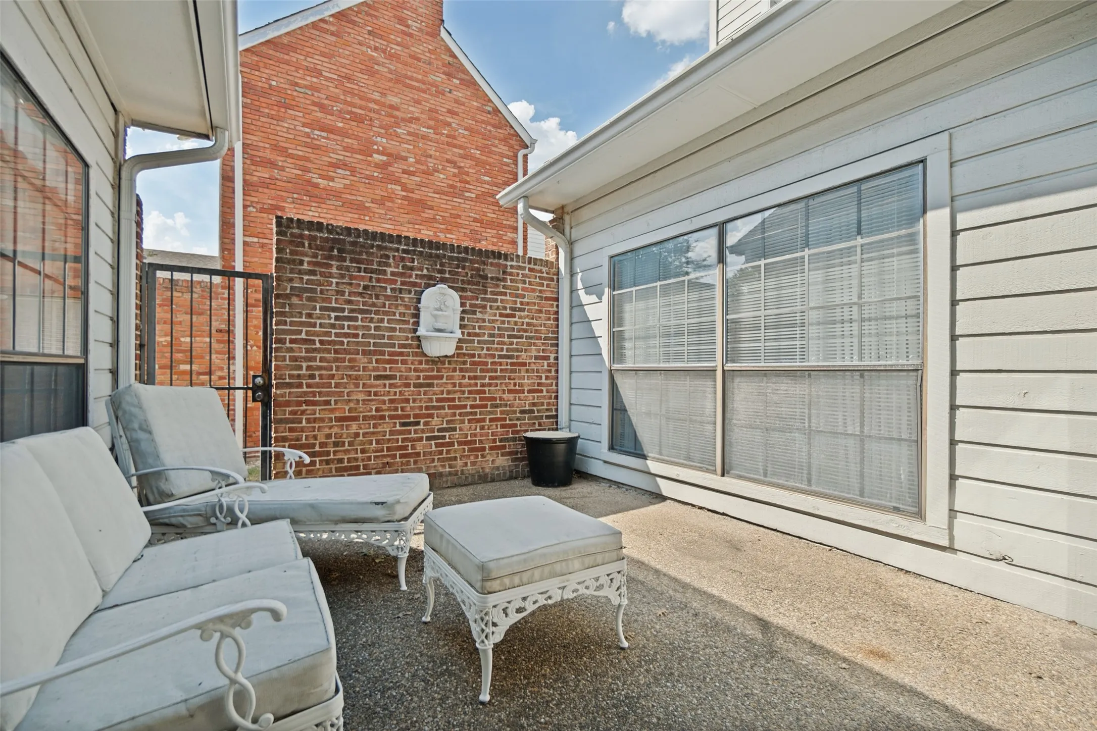 Townhouse For Sale in Dallas County , 6928 Clearhaven Drive, Dallas, Texas 75248, 3 Bedroom, 2 Bathroom, 2 Garage spaces, 2,018 Sqft, built in 1986, mls#21394221, Real Estate Agent in Dallas, Homes For Sale in Dallas county, Homes For Sale in Dallas, Realtor in Dallas Texas, Real Estate Brokerage Independent Realty Texas, Luminita Cordes Realtor