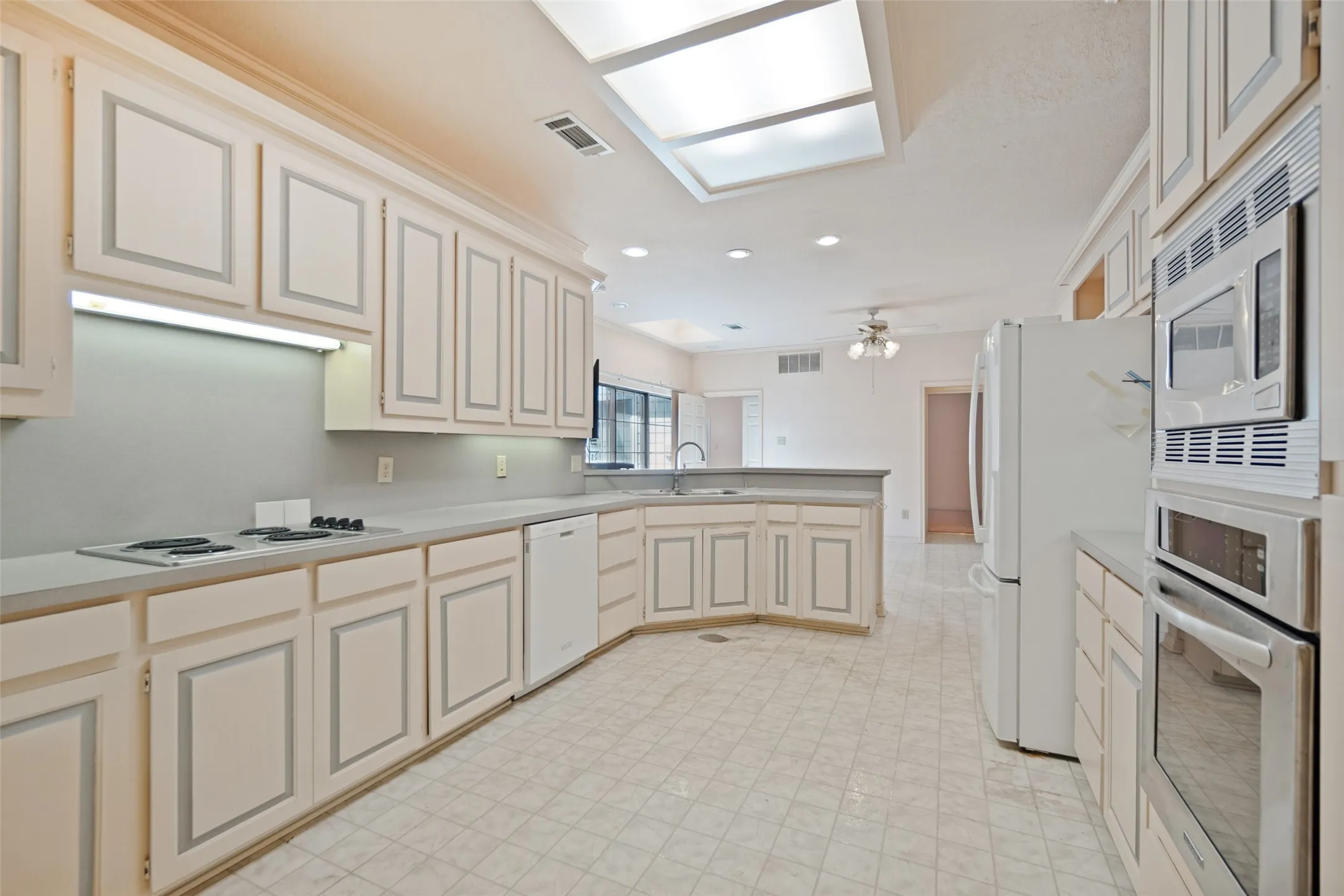 Townhouse For Sale in Dallas County , 6928 Clearhaven Drive, Dallas, Texas 75248, 3 Bedroom, 2 Bathroom, 2 Garage spaces, 2,018 Sqft, built in 1986, mls#21394221, Real Estate Agent in Dallas, Homes For Sale in Dallas county, Homes For Sale in Dallas, Realtor in Dallas Texas, Real Estate Brokerage Independent Realty Texas, Luminita Cordes Realtor