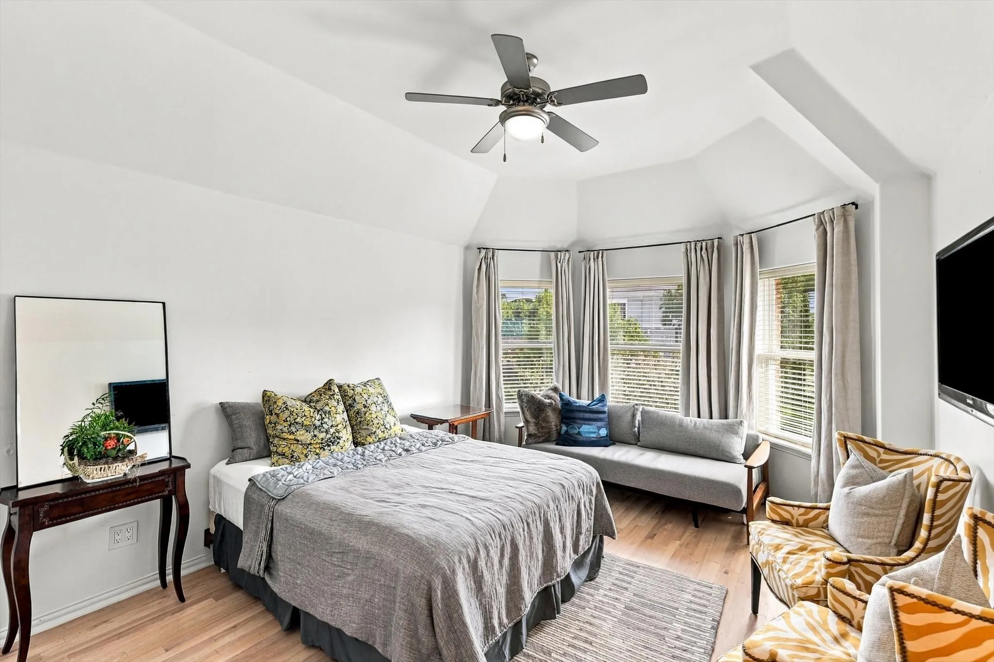 Tray ceiling with a ceiling fan light fixture
