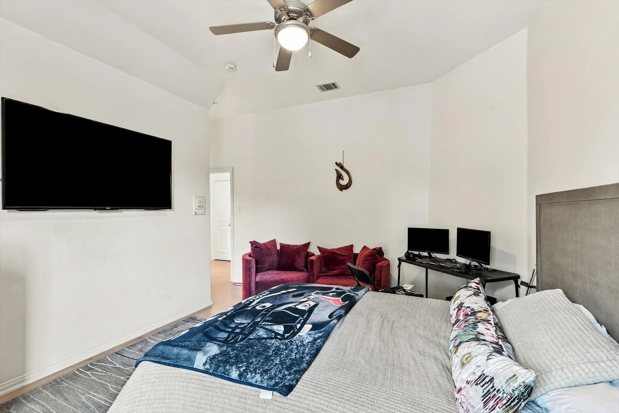 Vaulted ceiling featuring a ceiling fan with integrated lighting
