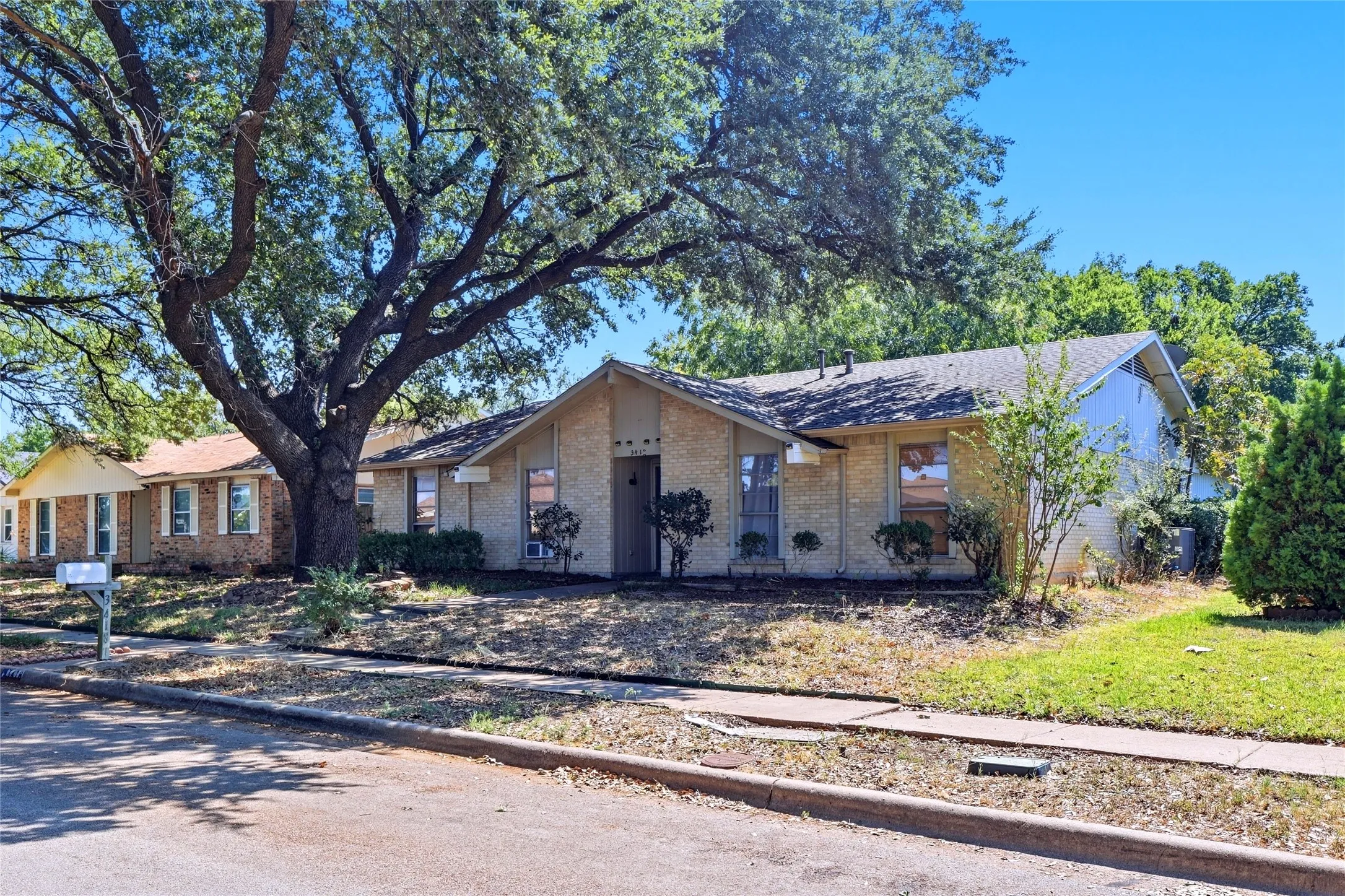 Single Family Residence For Sale in Dallas County , 3418 Janwood Lane, Garland, Texas 75044, 5 Bedroom, 2 Bathroom, 2 Garage spaces, 1,934 Sqft, built in 1974, mls#21393982, Real Estate Agent in Garland, Homes For Sale in Dallas county, Homes For Sale in Garland, Realtor in Garland Texas, Real Estate Brokerage Independent Realty Texas, Luminita Cordes Realtor