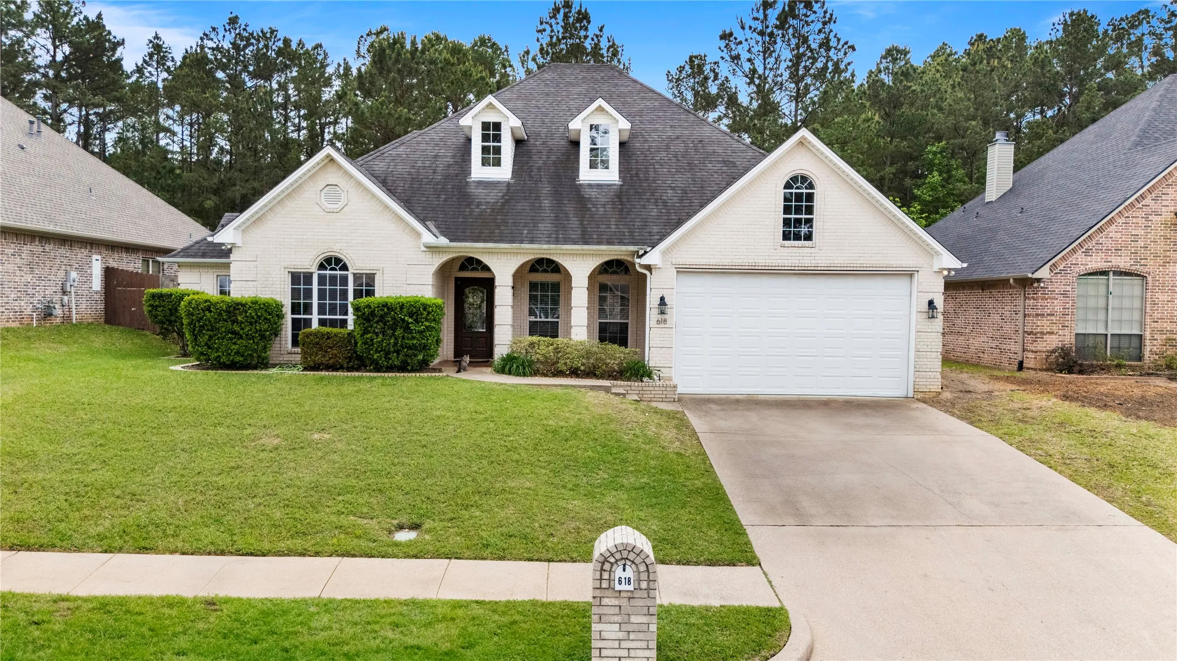 Single Family Residence For Sale in Smith County , 618 Huntwick Lane, Tyler, Texas 75703, 3 Bedroom, 3 Bathroom, 2 Garage spaces, 2,291 Sqft, built in 2004, mls#21395882, Real Estate Agent in Tyler, Homes For Sale in Smith county, Homes For Sale in Tyler, Realtor in Tyler Texas, Real Estate Brokerage Independent Realty Texas, Luminita Cordes Realtor