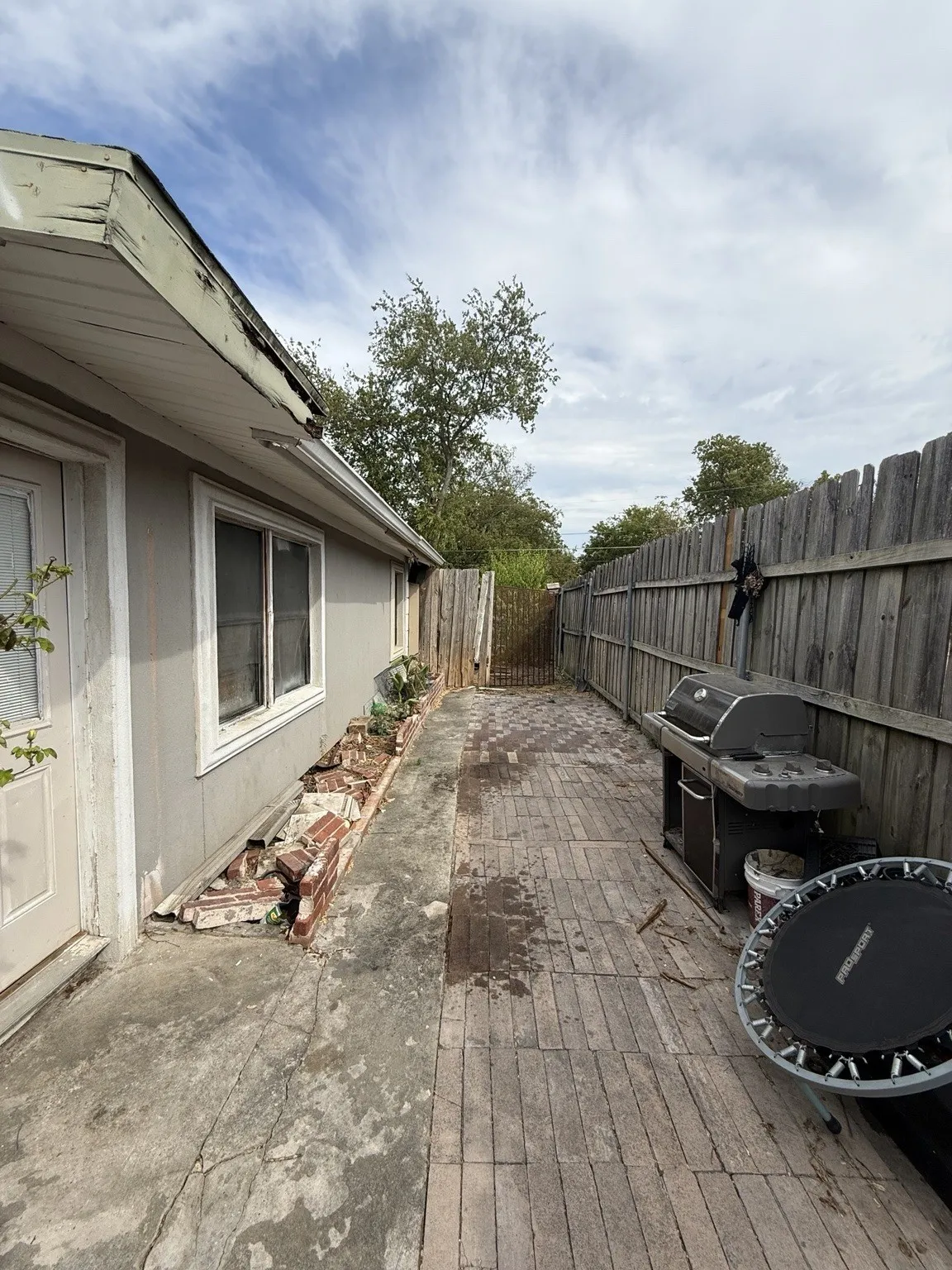 Single Family Residence For Sale in Dallas County , 120 Woodbridge Way, Mesquite, Texas 75149, 3 Bedroom, 1 Bathroom, Garage spaces, 1,351 Sqft, built in 1955, mls#21395978, Real Estate Agent in Mesquite, Homes For Sale in Dallas county, Homes For Sale in Mesquite, Realtor in Mesquite Texas, Real Estate Brokerage Independent Realty Texas, Luminita Cordes Realtor