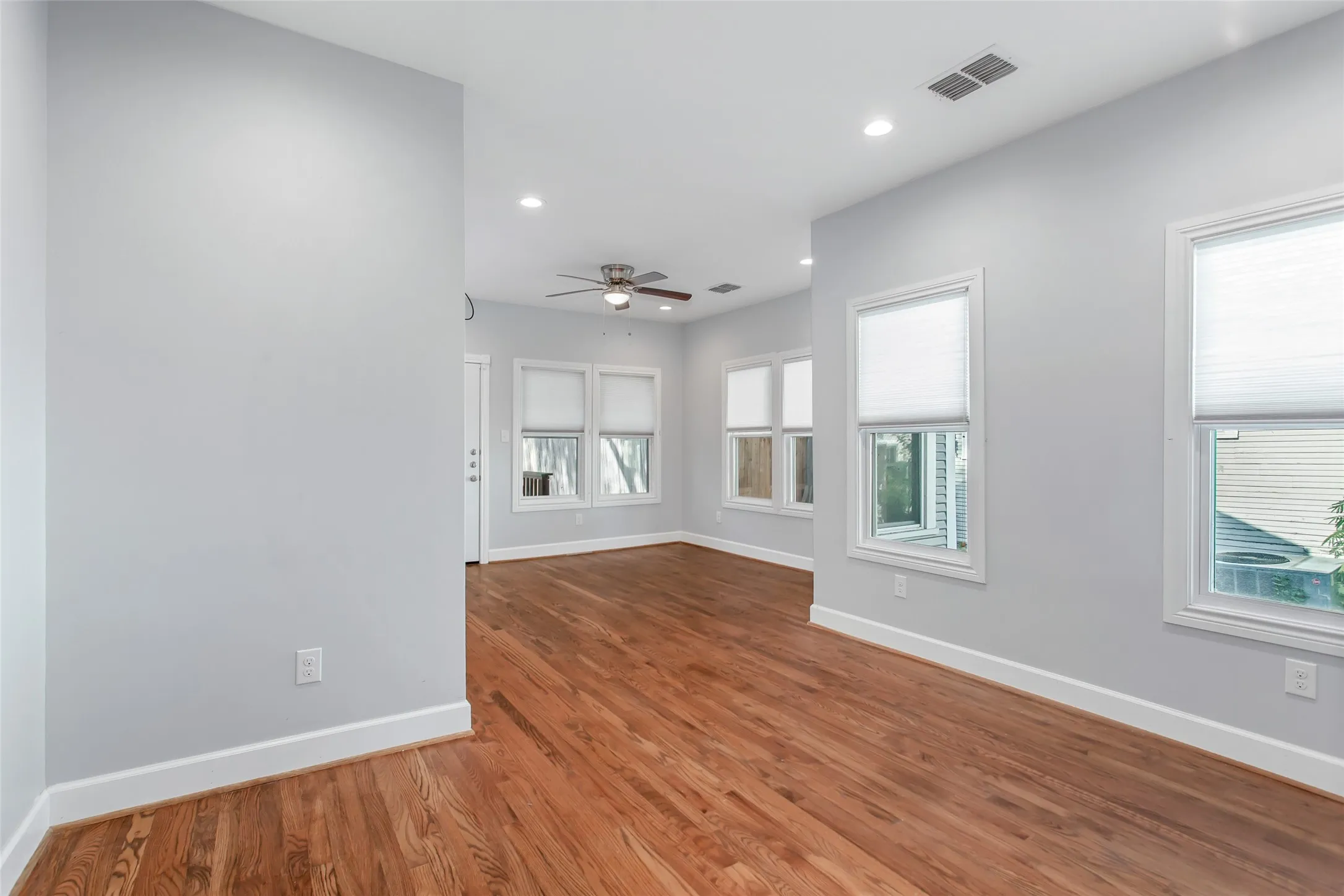 Single Family Residence For Sale in Dallas County , 5327 Worth Street, Dallas, Texas 75214, 2 Bedroom, 2 Bathroom, Garage spaces, 1,408 Sqft, built in 1915, mls#21396281, Real Estate Agent in Dallas, Homes For Sale in Dallas county, Homes For Sale in Dallas, Realtor in Dallas Texas, Real Estate Brokerage Independent Realty Texas, Luminita Cordes Realtor