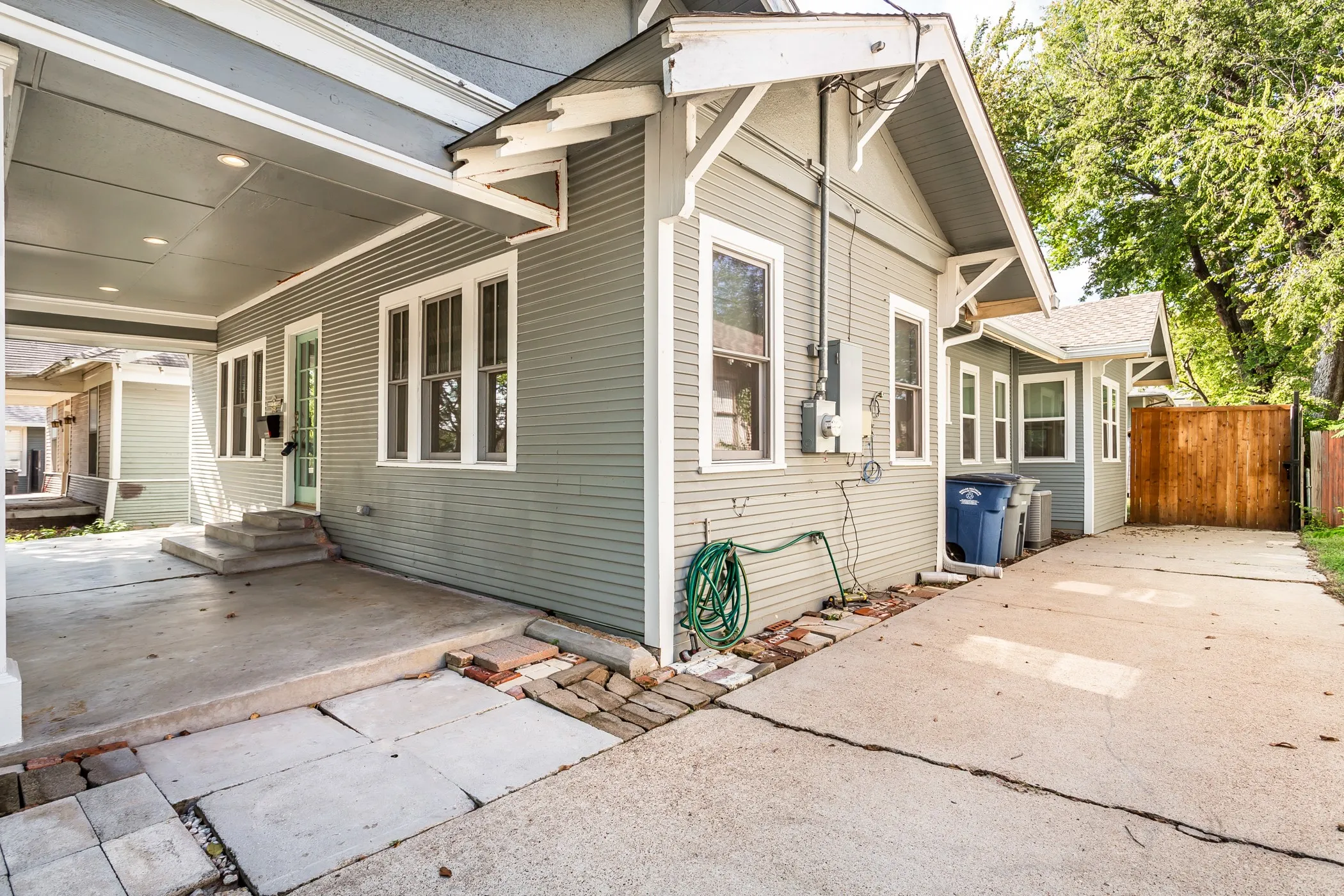 Single Family Residence For Sale in Dallas County , 5327 Worth Street, Dallas, Texas 75214, 2 Bedroom, 2 Bathroom, Garage spaces, 1,408 Sqft, built in 1915, mls#21396281, Real Estate Agent in Dallas, Homes For Sale in Dallas county, Homes For Sale in Dallas, Realtor in Dallas Texas, Real Estate Brokerage Independent Realty Texas, Luminita Cordes Realtor