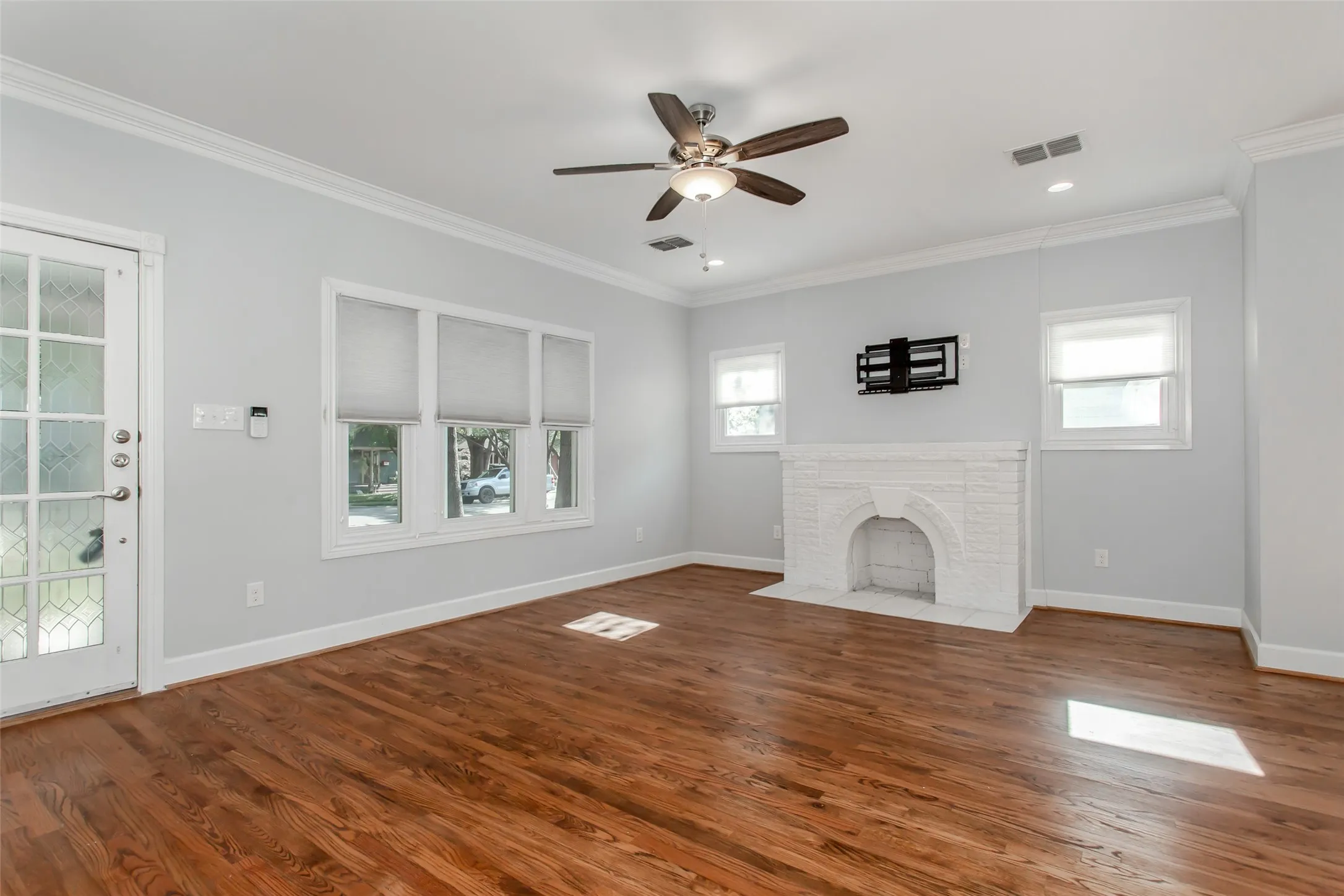 Single Family Residence For Sale in Dallas County , 5327 Worth Street, Dallas, Texas 75214, 2 Bedroom, 2 Bathroom, Garage spaces, 1,408 Sqft, built in 1915, mls#21396281, Real Estate Agent in Dallas, Homes For Sale in Dallas county, Homes For Sale in Dallas, Realtor in Dallas Texas, Real Estate Brokerage Independent Realty Texas, Luminita Cordes Realtor