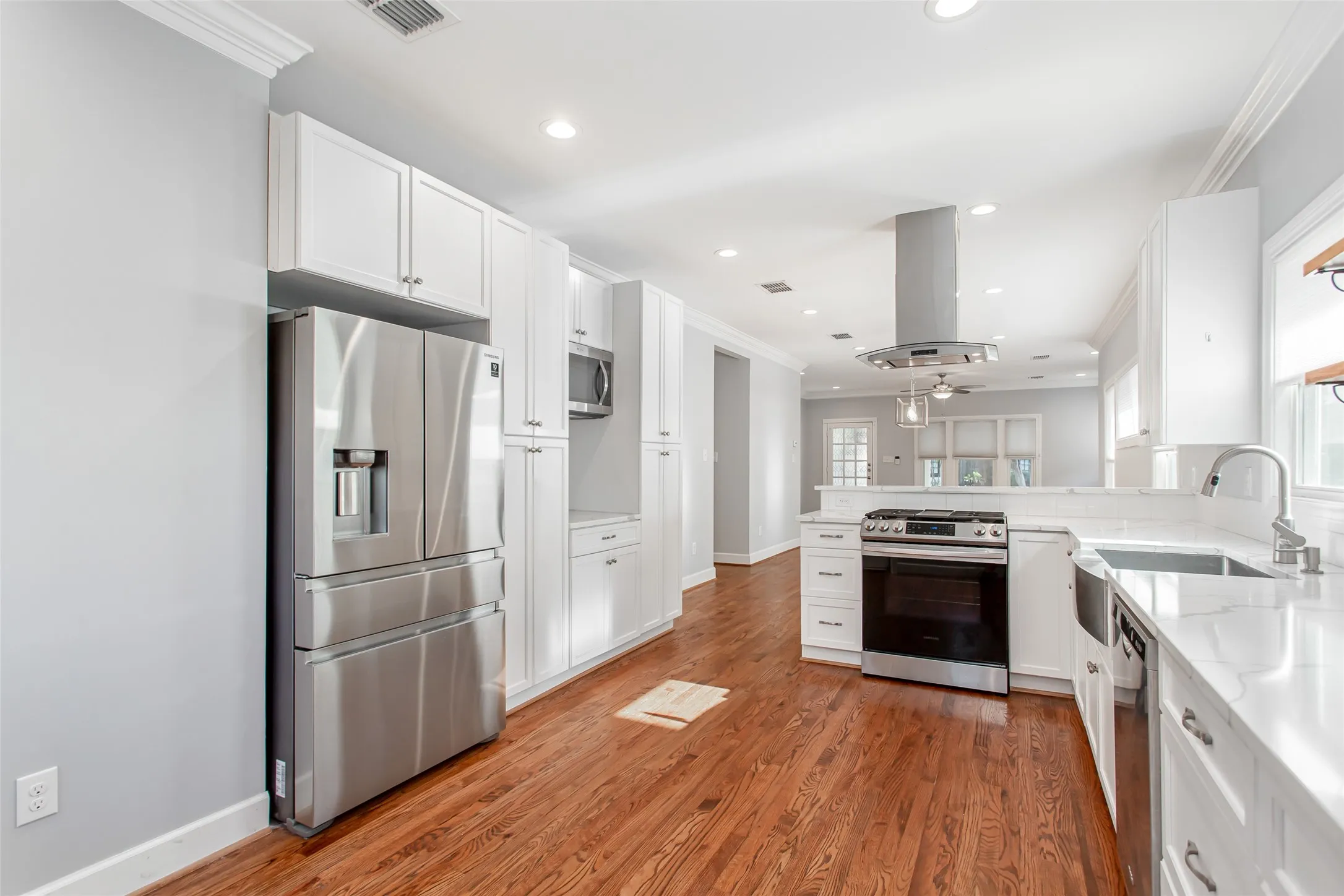 Single Family Residence For Sale in Dallas County , 5327 Worth Street, Dallas, Texas 75214, 2 Bedroom, 2 Bathroom, Garage spaces, 1,408 Sqft, built in 1915, mls#21396281, Real Estate Agent in Dallas, Homes For Sale in Dallas county, Homes For Sale in Dallas, Realtor in Dallas Texas, Real Estate Brokerage Independent Realty Texas, Luminita Cordes Realtor
