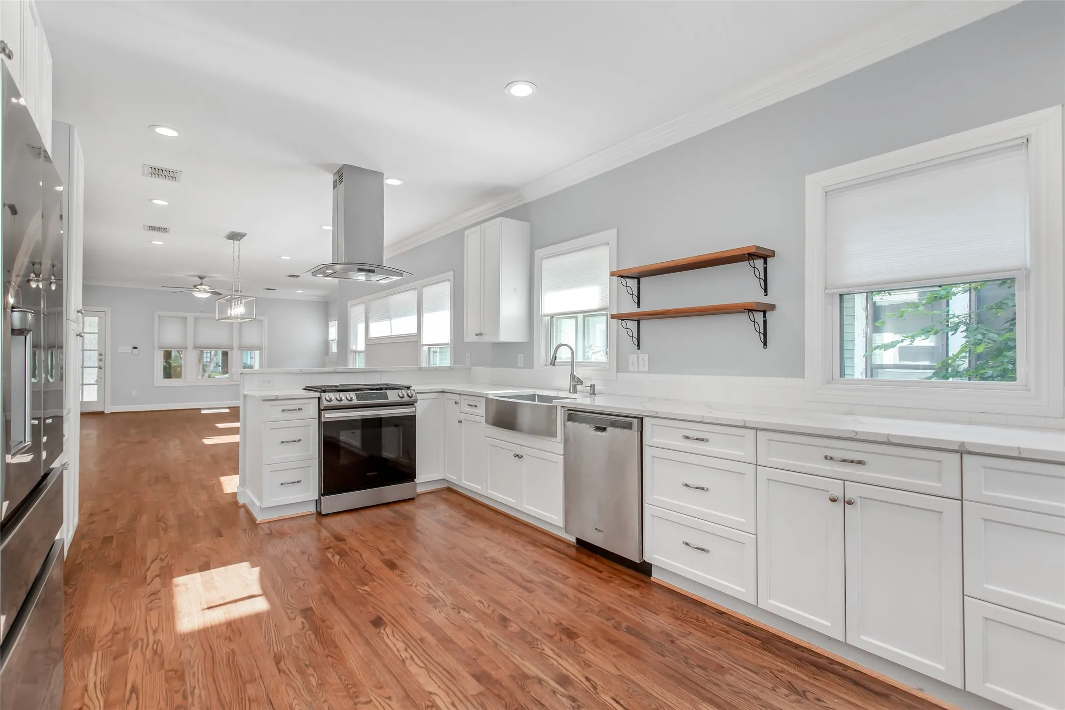Single Family Residence For Sale in Dallas County , 5327 Worth Street, Dallas, Texas 75214, 2 Bedroom, 2 Bathroom, Garage spaces, 1,408 Sqft, built in 1915, mls#21396281, Real Estate Agent in Dallas, Homes For Sale in Dallas county, Homes For Sale in Dallas, Realtor in Dallas Texas, Real Estate Brokerage Independent Realty Texas, Luminita Cordes Realtor