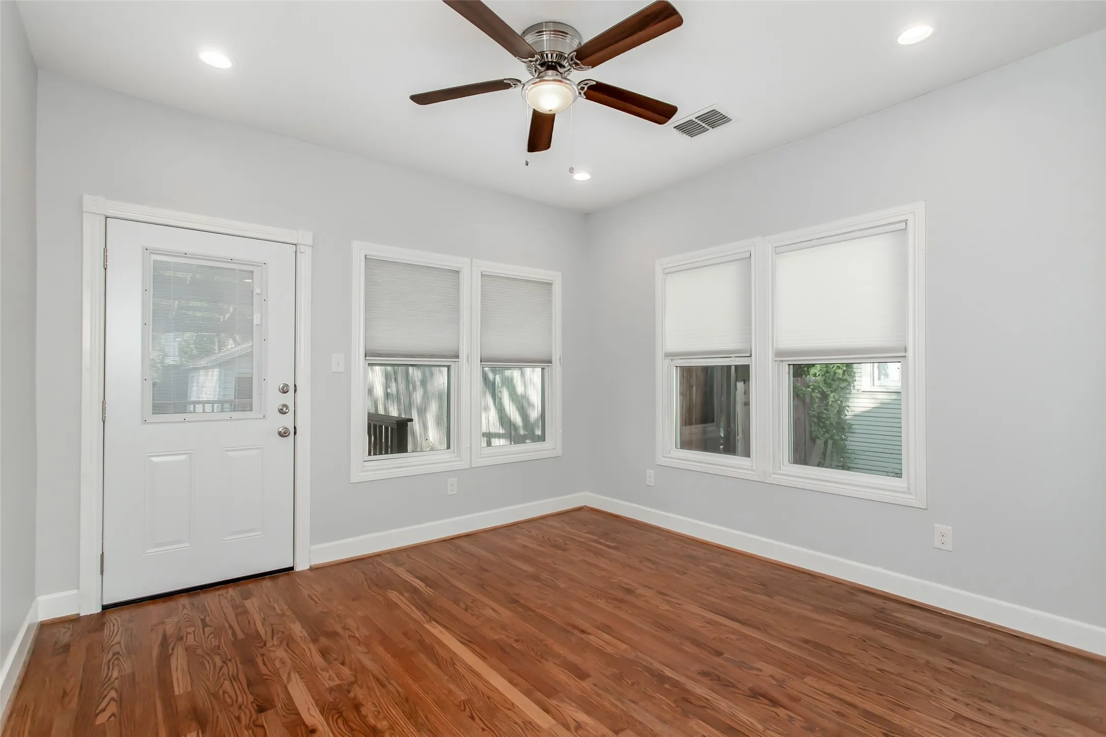 Single Family Residence For Sale in Dallas County , 5327 Worth Street, Dallas, Texas 75214, 2 Bedroom, 2 Bathroom, Garage spaces, 1,408 Sqft, built in 1915, mls#21396281, Real Estate Agent in Dallas, Homes For Sale in Dallas county, Homes For Sale in Dallas, Realtor in Dallas Texas, Real Estate Brokerage Independent Realty Texas, Luminita Cordes Realtor