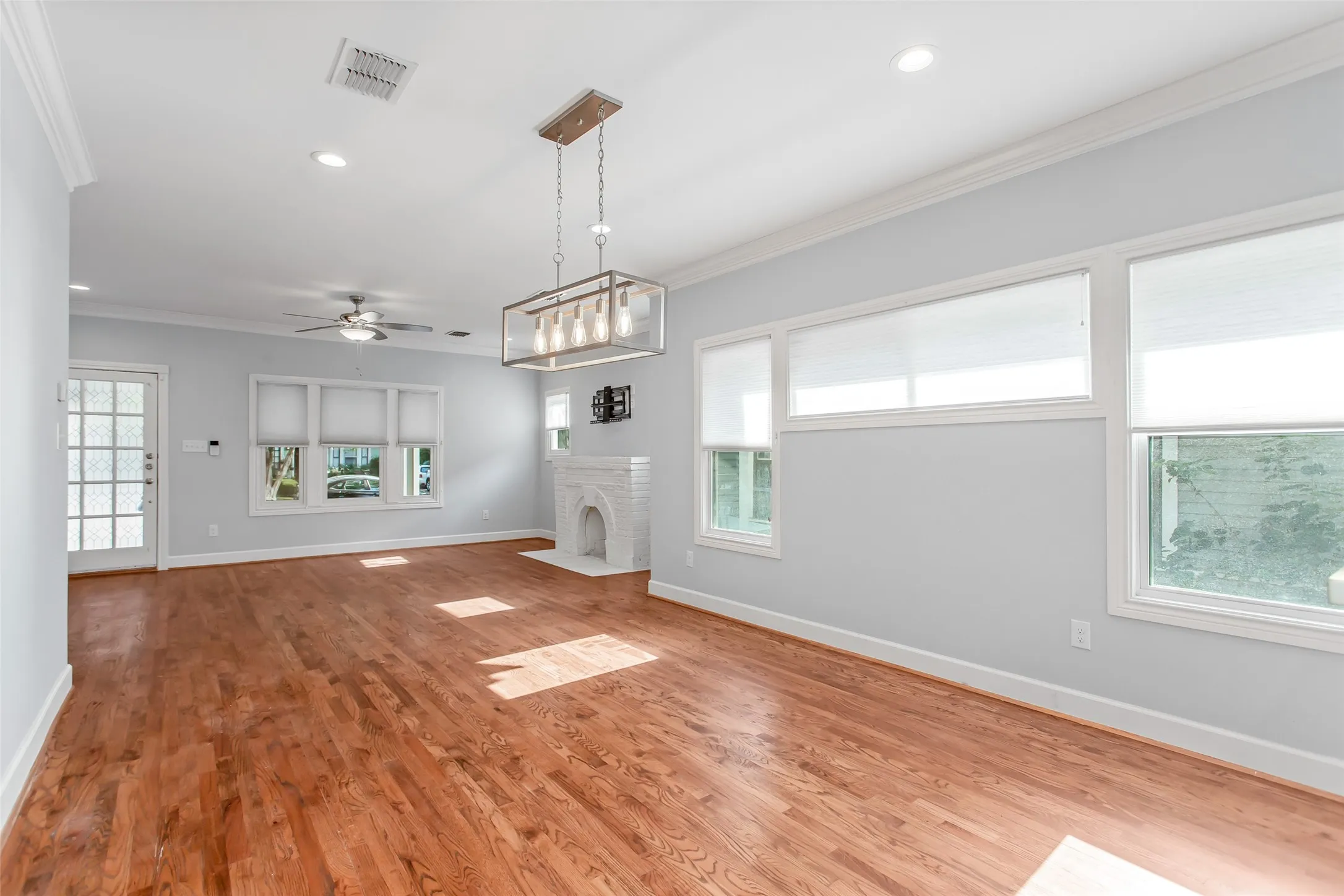 Single Family Residence For Sale in Dallas County , 5327 Worth Street, Dallas, Texas 75214, 2 Bedroom, 2 Bathroom, Garage spaces, 1,408 Sqft, built in 1915, mls#21396281, Real Estate Agent in Dallas, Homes For Sale in Dallas county, Homes For Sale in Dallas, Realtor in Dallas Texas, Real Estate Brokerage Independent Realty Texas, Luminita Cordes Realtor