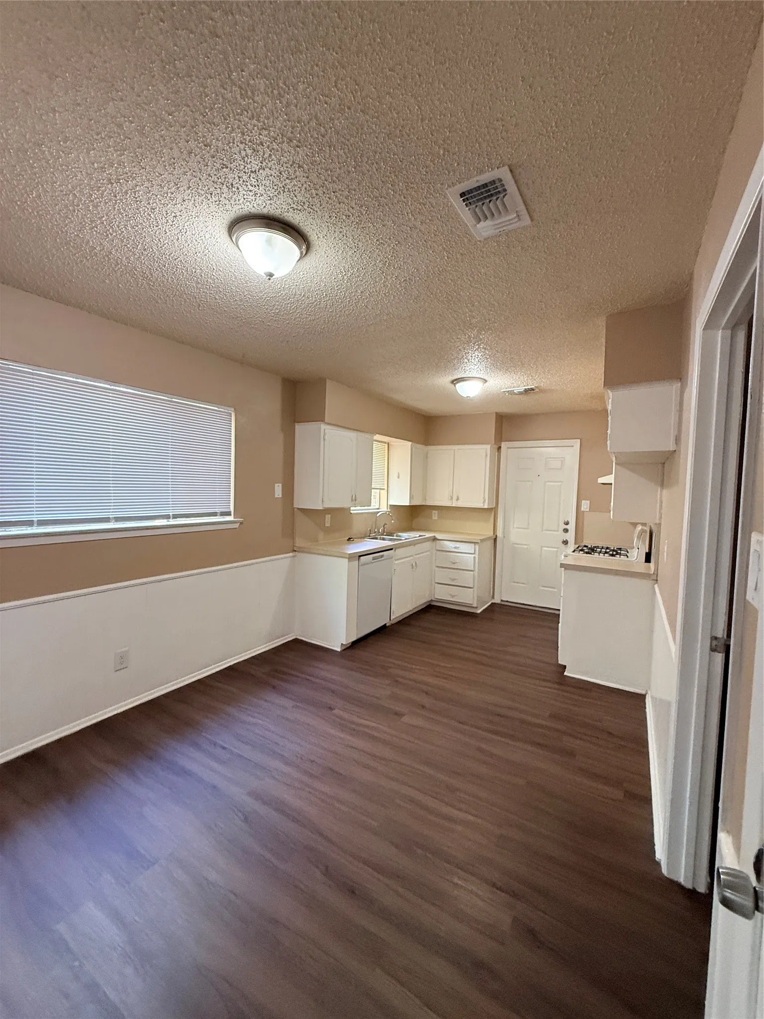 Single Family Residence For Rent in Denton County , 1225 Cordell Street, Denton, Texas 76201, 4 Bedroom, 2 Bathroom, 2 Garage spaces, 1,509 Sqft, built in 1978, mls#21396471, Real Estate Agent in Denton, Homes For Rent in Denton county, Homes For Rent in Denton, Realtor in Denton Texas, Real Estate Brokerage Independent Realty Texas, Luminita Cordes Realtor