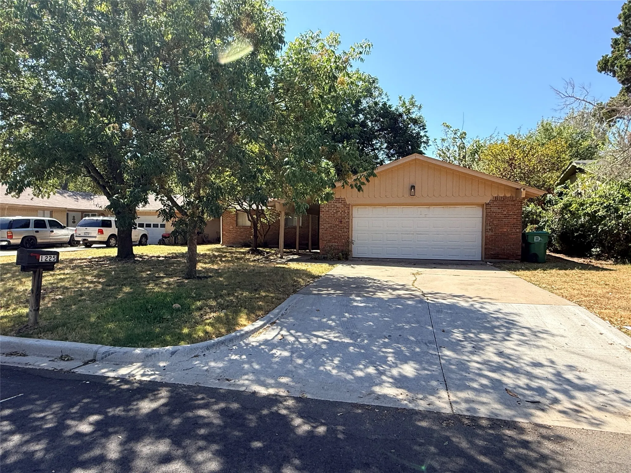 Single Family Residence For Rent in Denton County , 1225 Cordell Street, Denton, Texas 76201, 4 Bedroom, 2 Bathroom, 2 Garage spaces, 1,509 Sqft, built in 1978, mls#21396471, Real Estate Agent in Denton, Homes For Rent in Denton county, Homes For Rent in Denton, Realtor in Denton Texas, Real Estate Brokerage Independent Realty Texas, Luminita Cordes Realtor