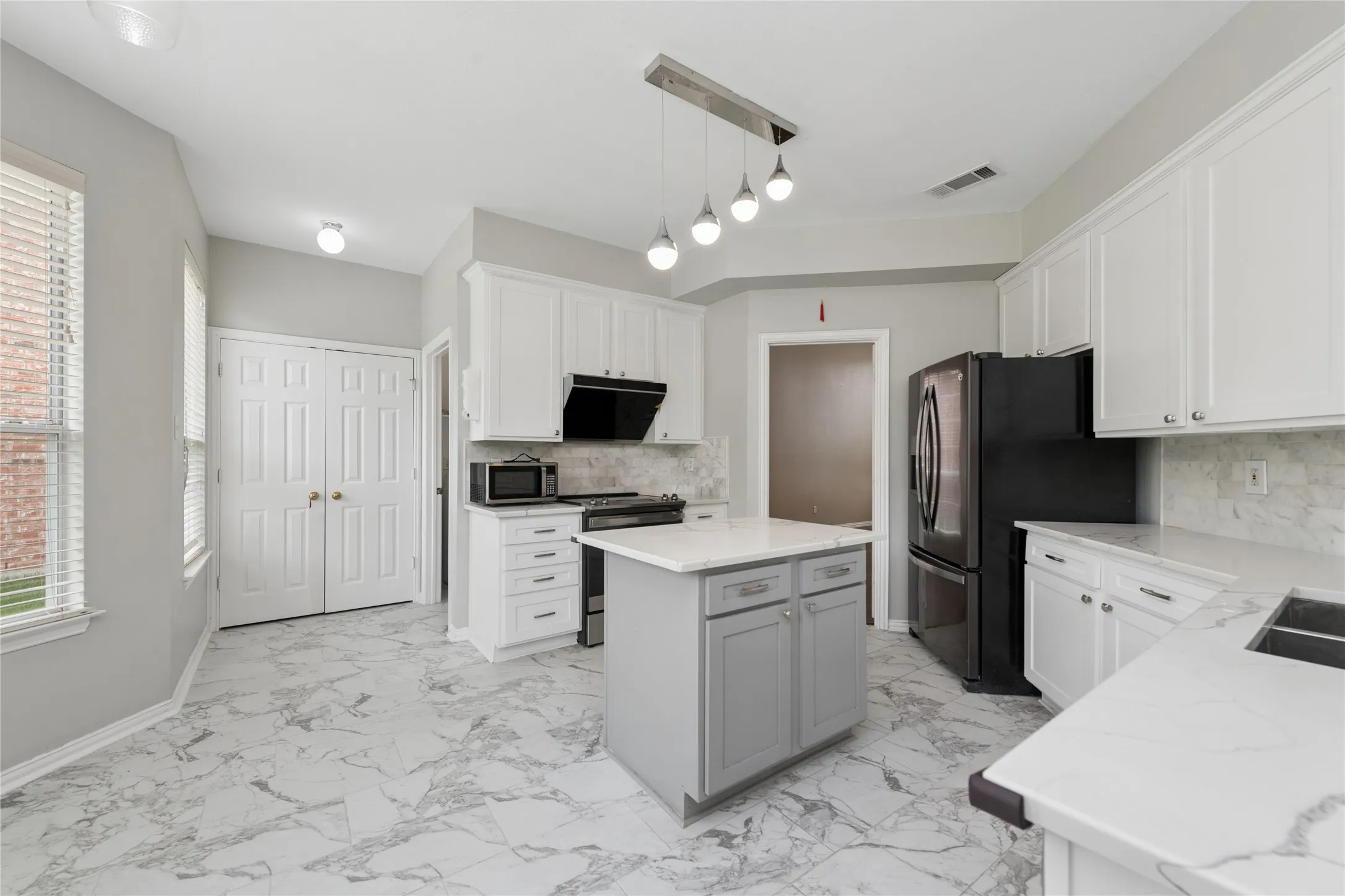 Single Family Residence For Rent in Dallas County , 937 Parker Drive, Coppell, Texas 75019, 3 Bedroom, 3 Bathroom, 2 Garage spaces, 2,110 Sqft, built in 1994, mls#21396464, Real Estate Agent in Coppell, Homes For Rent in Dallas county, Homes For Rent in Coppell, Realtor in Coppell Texas, Real Estate Brokerage Independent Realty Texas, Luminita Cordes Realtor