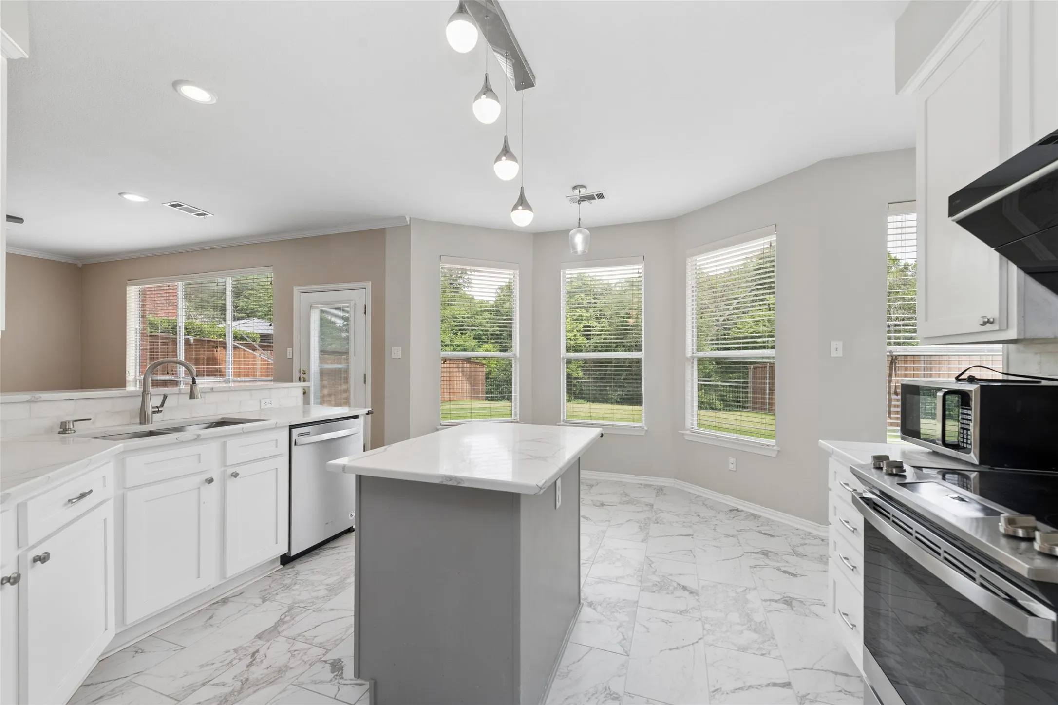Single Family Residence For Rent in Dallas County , 937 Parker Drive, Coppell, Texas 75019, 3 Bedroom, 3 Bathroom, 2 Garage spaces, 2,110 Sqft, built in 1994, mls#21396464, Real Estate Agent in Coppell, Homes For Rent in Dallas county, Homes For Rent in Coppell, Realtor in Coppell Texas, Real Estate Brokerage Independent Realty Texas, Luminita Cordes Realtor