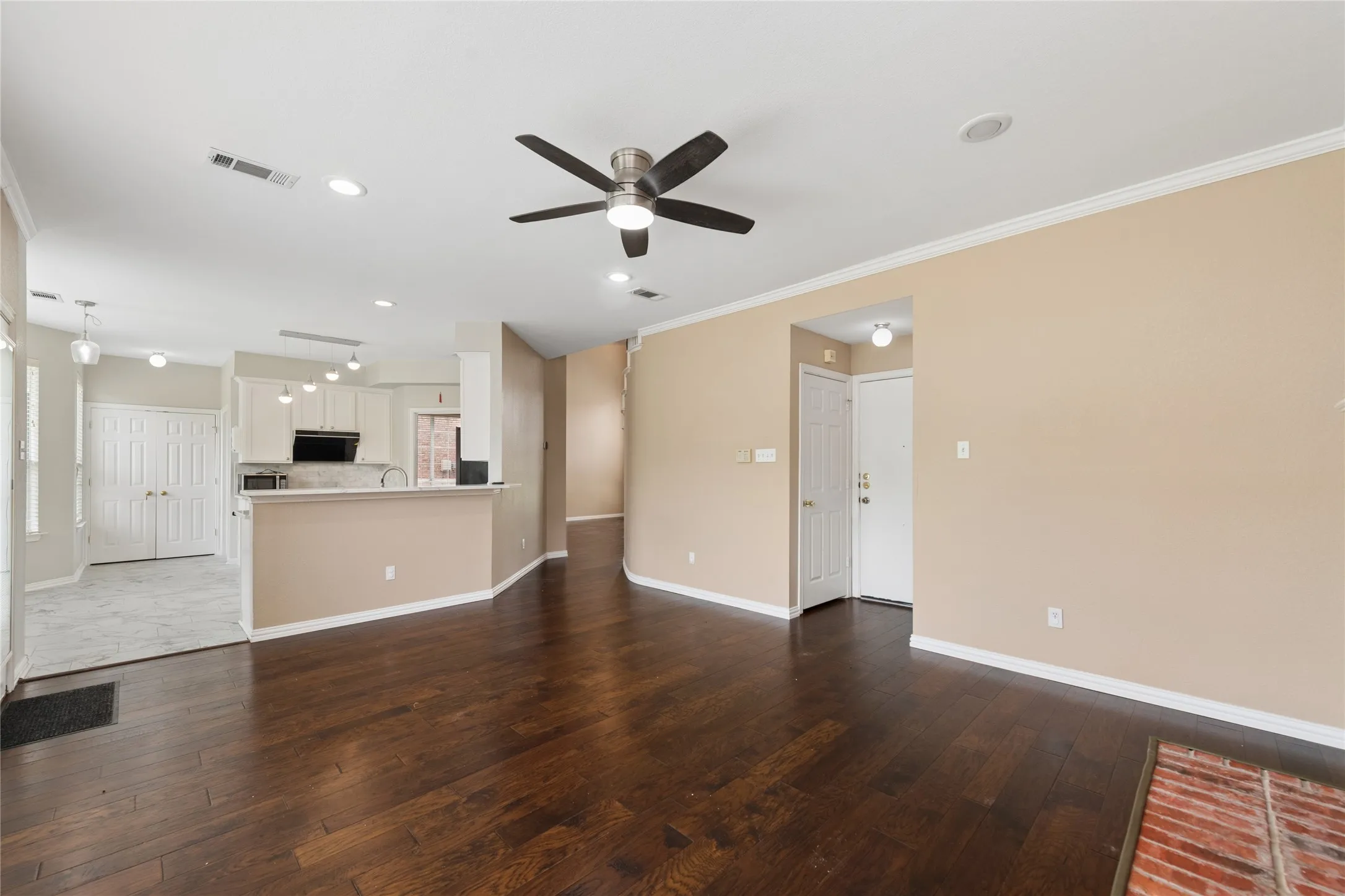 Single Family Residence For Rent in Dallas County , 937 Parker Drive, Coppell, Texas 75019, 3 Bedroom, 3 Bathroom, 2 Garage spaces, 2,110 Sqft, built in 1994, mls#21396464, Real Estate Agent in Coppell, Homes For Rent in Dallas county, Homes For Rent in Coppell, Realtor in Coppell Texas, Real Estate Brokerage Independent Realty Texas, Luminita Cordes Realtor