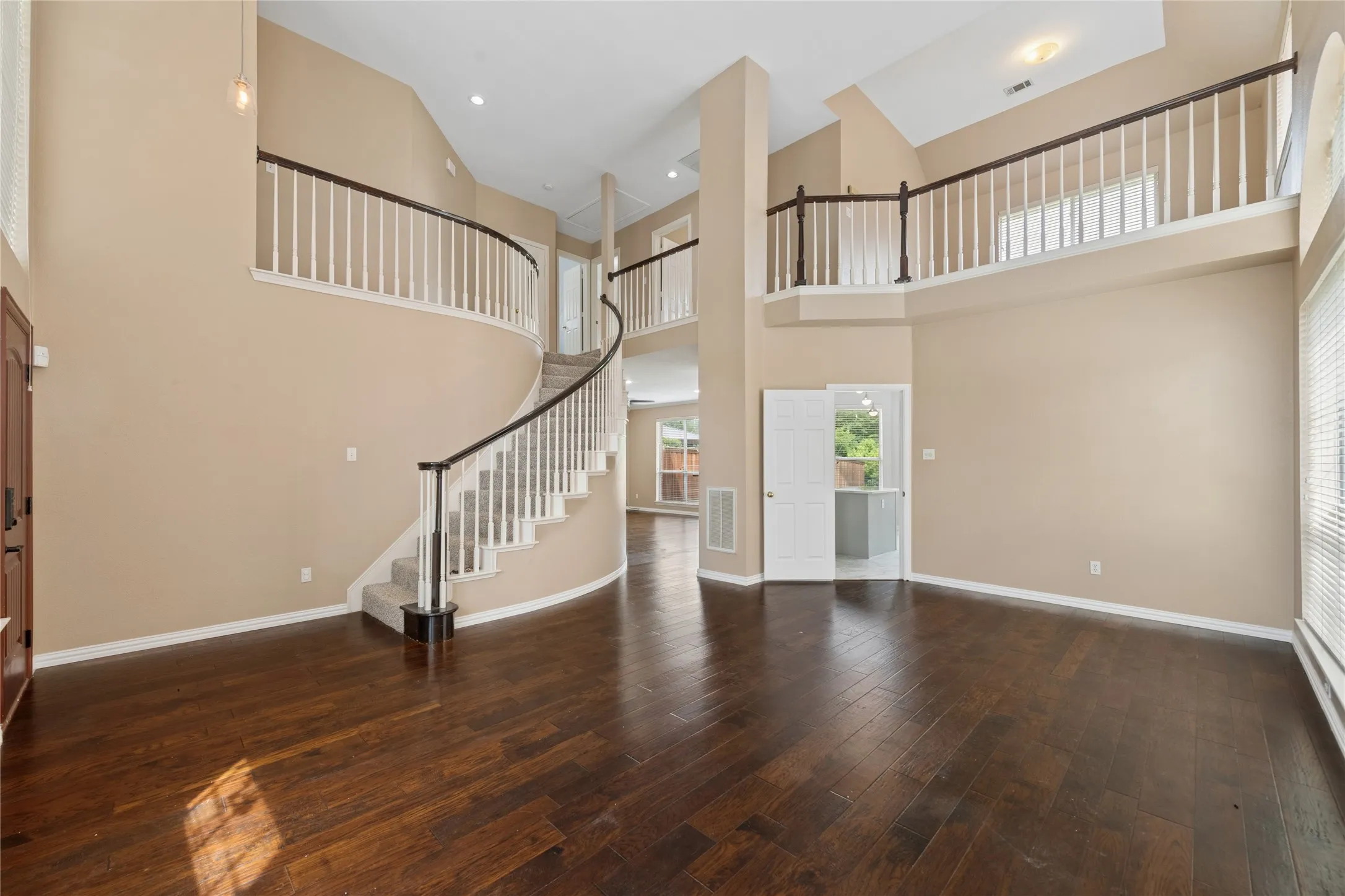 Single Family Residence For Rent in Dallas County , 937 Parker Drive, Coppell, Texas 75019, 3 Bedroom, 3 Bathroom, 2 Garage spaces, 2,110 Sqft, built in 1994, mls#21396464, Real Estate Agent in Coppell, Homes For Rent in Dallas county, Homes For Rent in Coppell, Realtor in Coppell Texas, Real Estate Brokerage Independent Realty Texas, Luminita Cordes Realtor