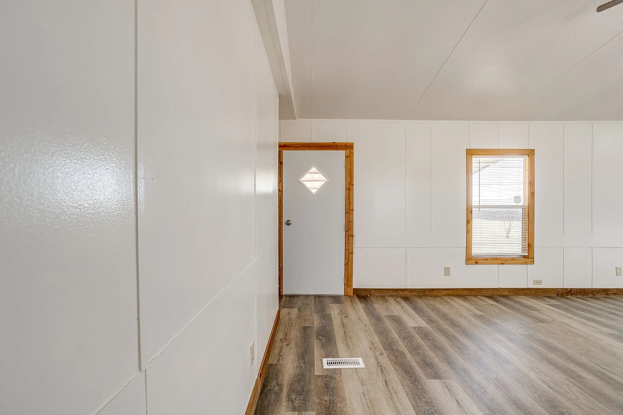 Manufactured Home For Rent in Hill County , 4252 FM 67, Grandview, Texas 76050, 3 Bedroom, 2 Bathroom, Garage spaces, 1,216 Sqft, built in 1995, mls#21396454, Real Estate Agent in Grandview, Homes For Rent in Hill county, Homes For Rent in Grandview, Realtor in Grandview Texas, Real Estate Brokerage Independent Realty Texas, Luminita Cordes Realtor