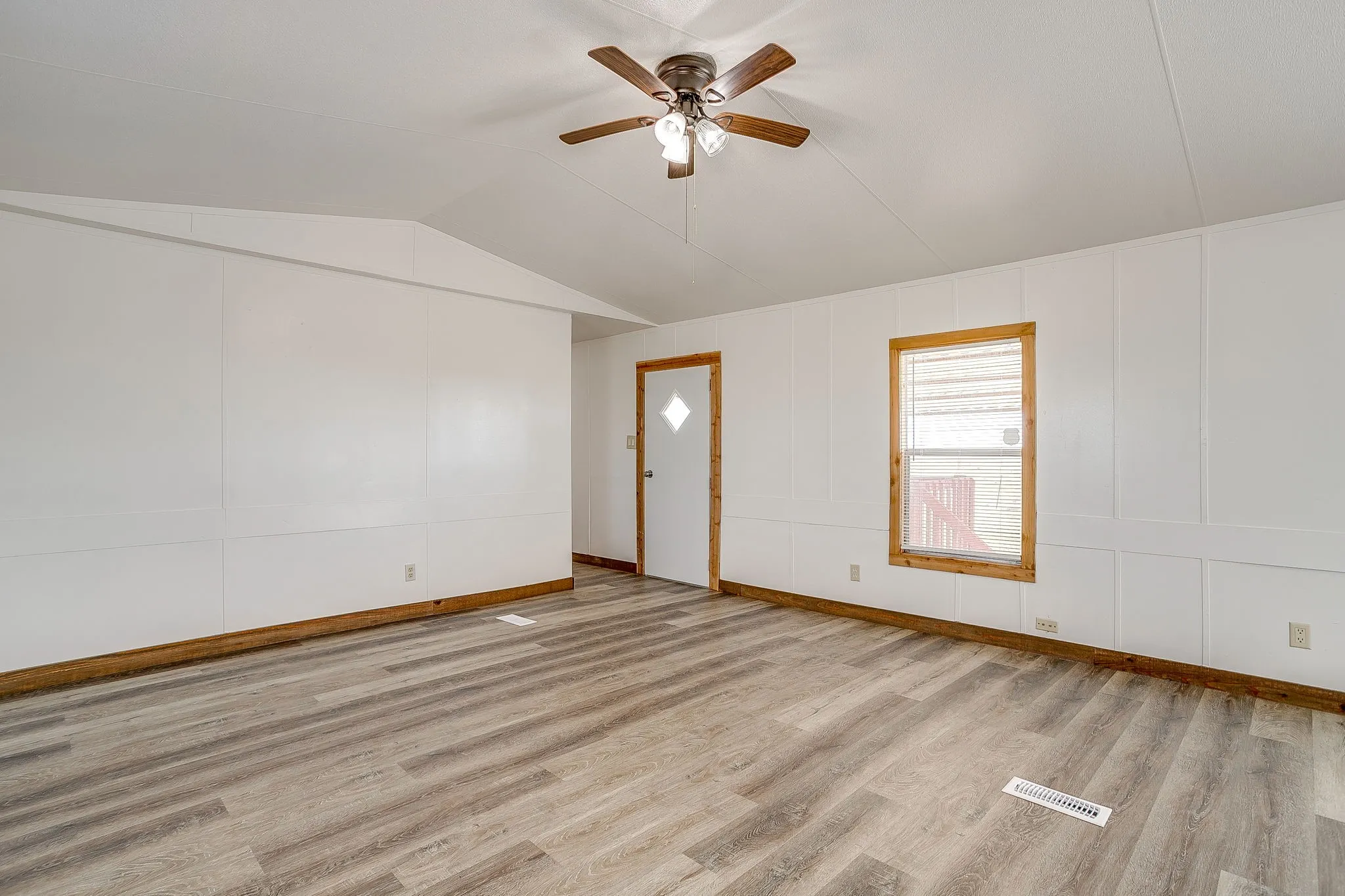 Manufactured Home For Rent in Hill County , 4252 FM 67, Grandview, Texas 76050, 3 Bedroom, 2 Bathroom, Garage spaces, 1,216 Sqft, built in 1995, mls#21396454, Real Estate Agent in Grandview, Homes For Rent in Hill county, Homes For Rent in Grandview, Realtor in Grandview Texas, Real Estate Brokerage Independent Realty Texas, Luminita Cordes Realtor