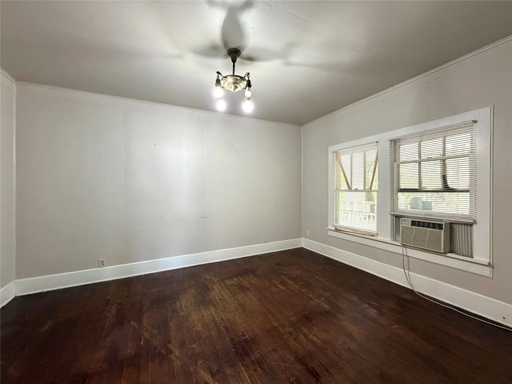 Townhouse For Rent in Denton County , 919 N Austin Street, Denton, Texas 76201, 2 Bedroom, 1 Bathroom, Garage spaces, 1,140 Sqft, built in 1955, mls#21396482, Real Estate Agent in Denton, Homes For Rent in Denton county, Homes For Rent in Denton, Realtor in Denton Texas, Real Estate Brokerage Independent Realty Texas, Luminita Cordes Realtor
