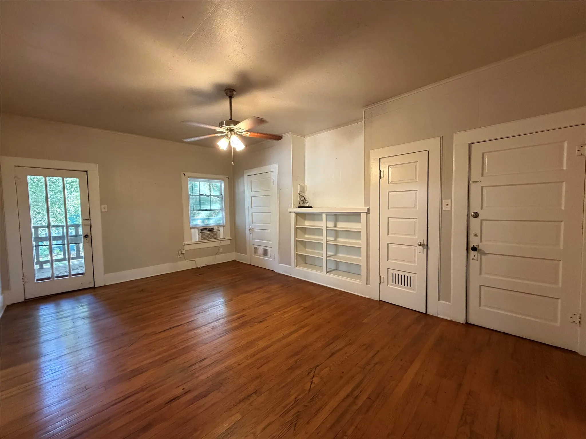 Townhouse For Rent in Denton County , 919 N Austin Street, Denton, Texas 76201, 2 Bedroom, 1 Bathroom, Garage spaces, 1,140 Sqft, built in 1955, mls#21396482, Real Estate Agent in Denton, Homes For Rent in Denton county, Homes For Rent in Denton, Realtor in Denton Texas, Real Estate Brokerage Independent Realty Texas, Luminita Cordes Realtor