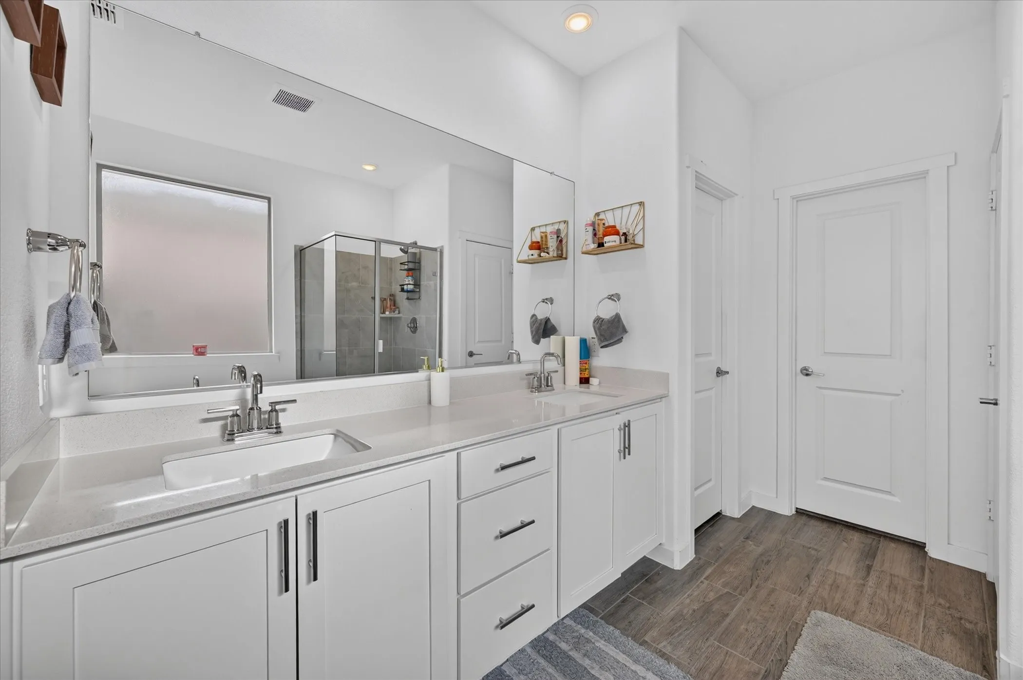 Dual vanity with undermount sinks and light-toned countertops