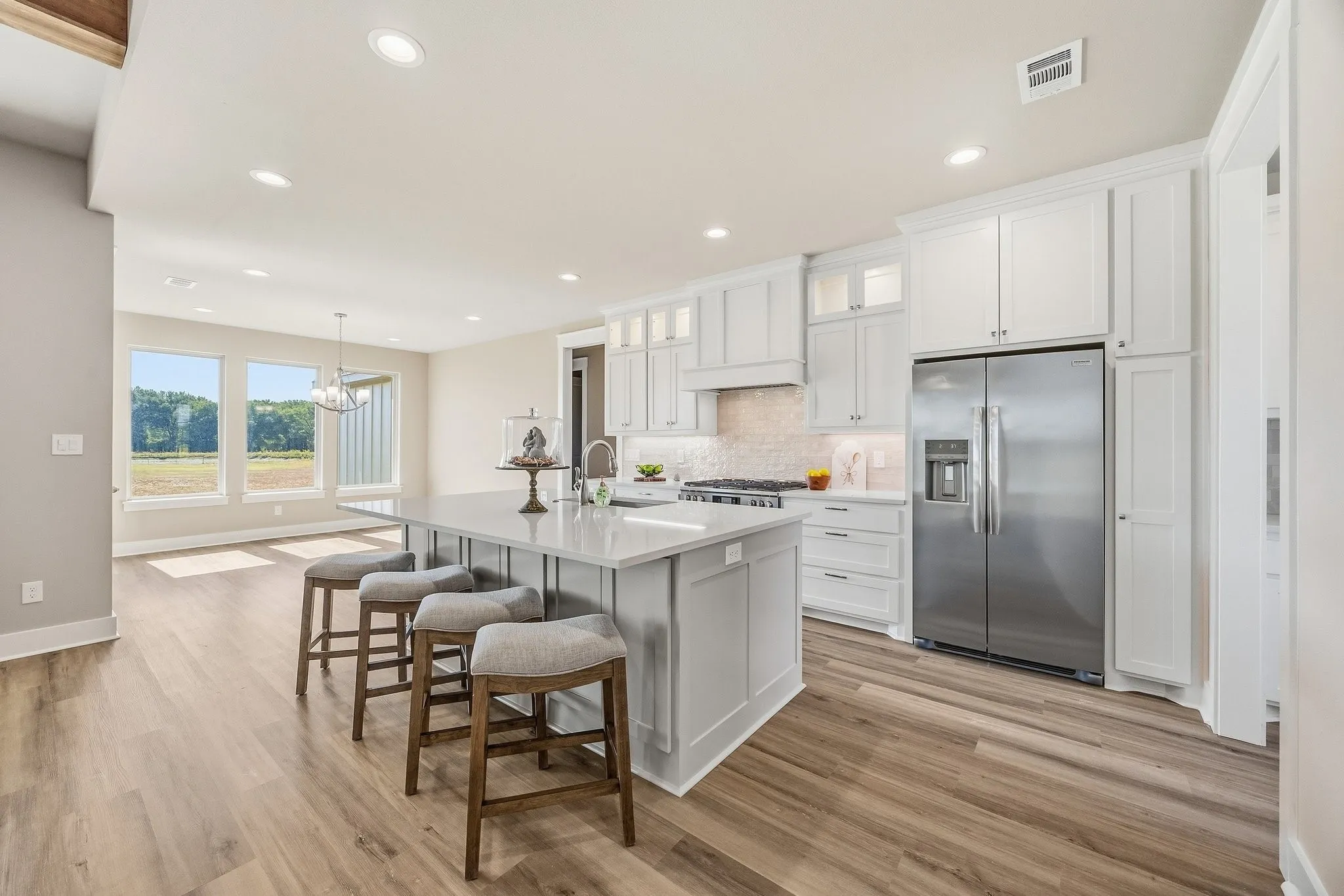 Island kitchen with quartz counertops