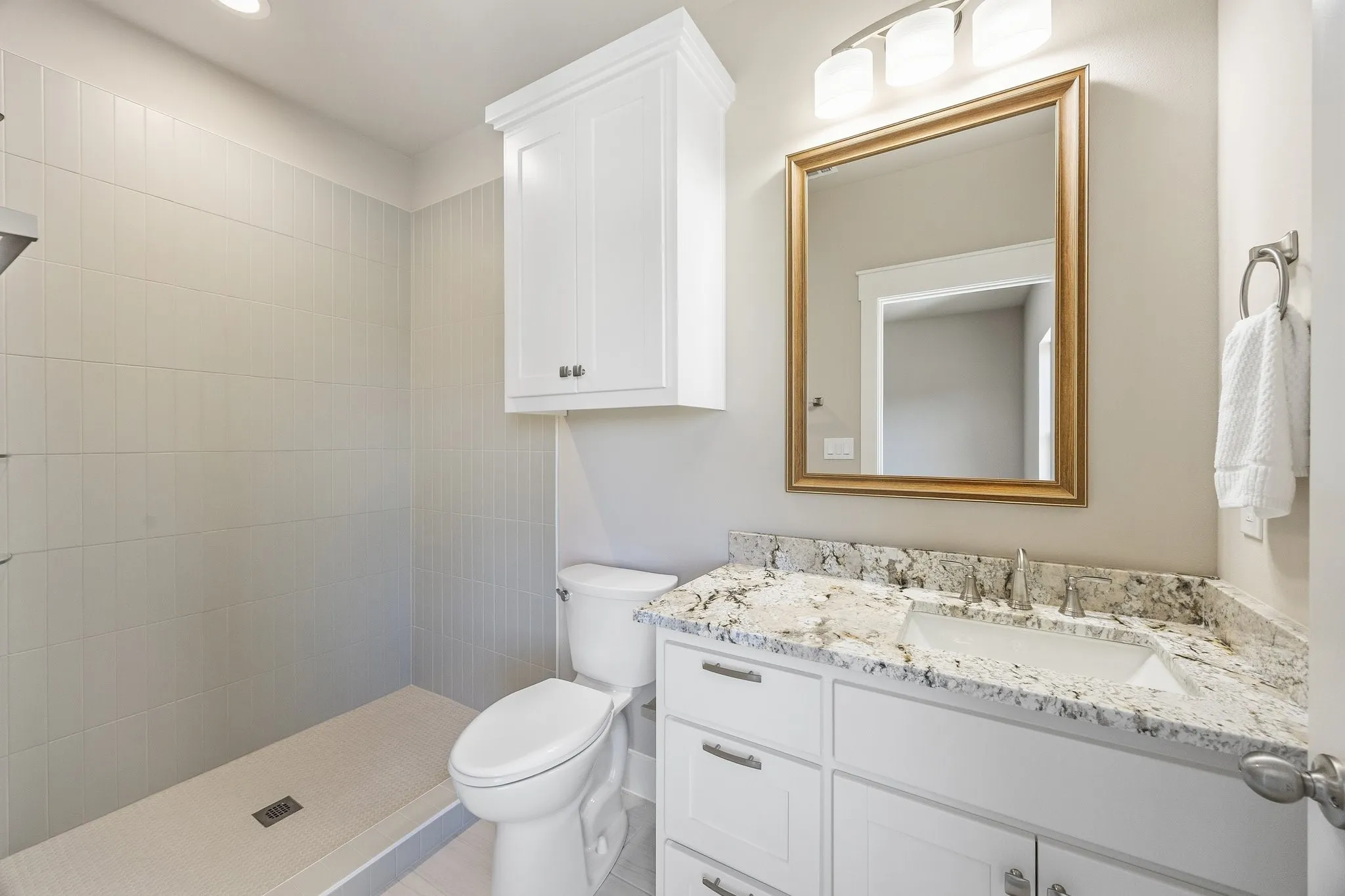 Upstairs full bathroom