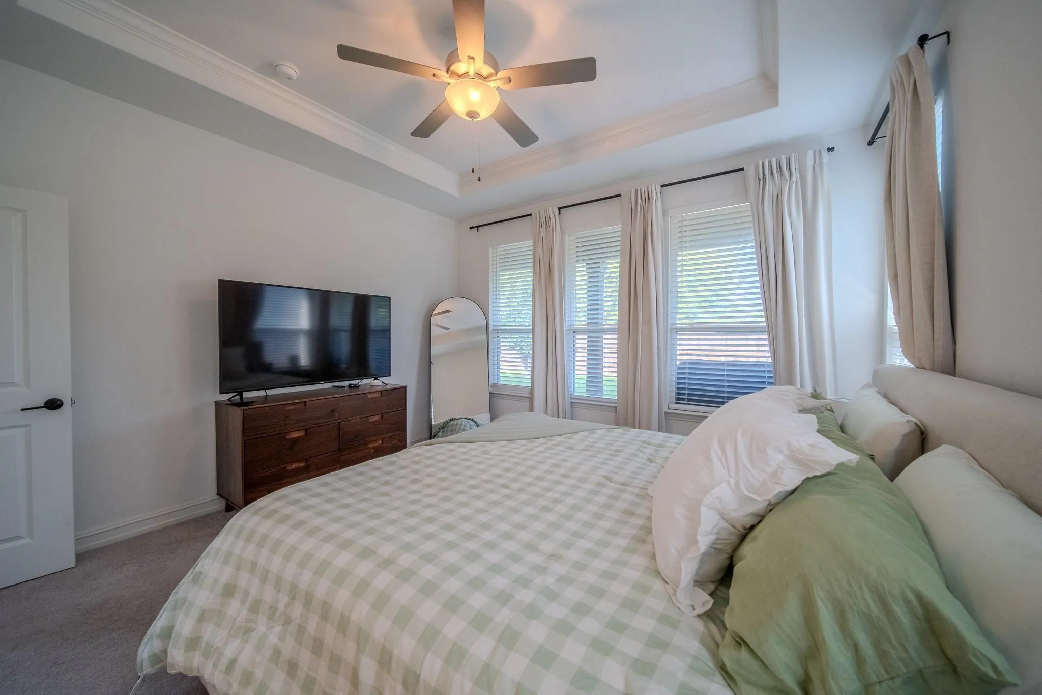 Tray ceiling with recessed lighting and a ceiling fan