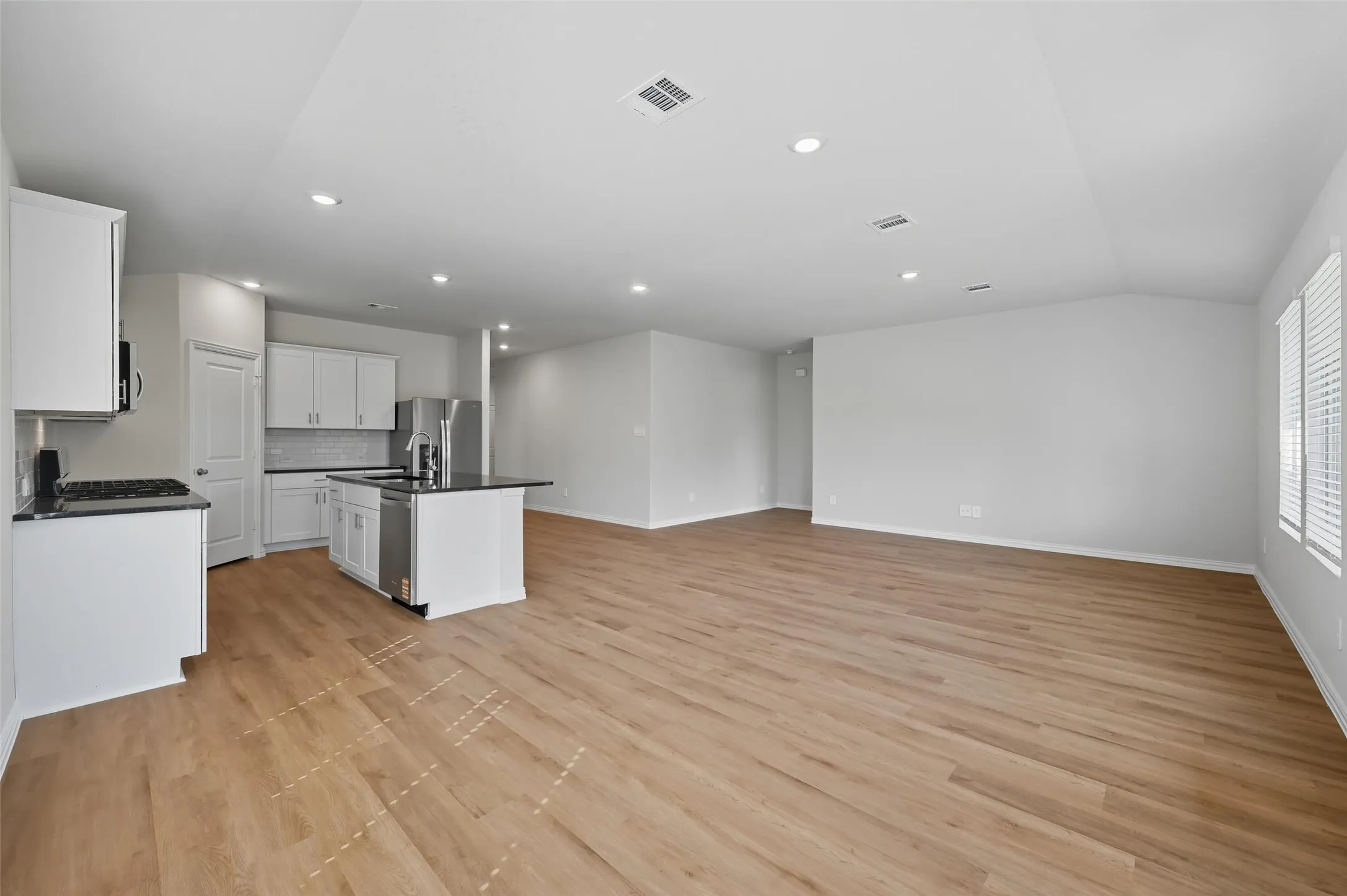 Single Family Residence For Rent in Tarrant County , 6605 Creek Edge Circle, Fort Worth, Texas 76036, 4 Bedroom, 3 Bathroom, 2 Garage spaces, 1,831 Sqft, built in 2025, mls#21396498, Real Estate Agent in Fort Worth, Homes For Rent in Tarrant county, Homes For Rent in Fort Worth, Realtor in Fort Worth Texas, Real Estate Brokerage Independent Realty Texas, Luminita Cordes Realtor