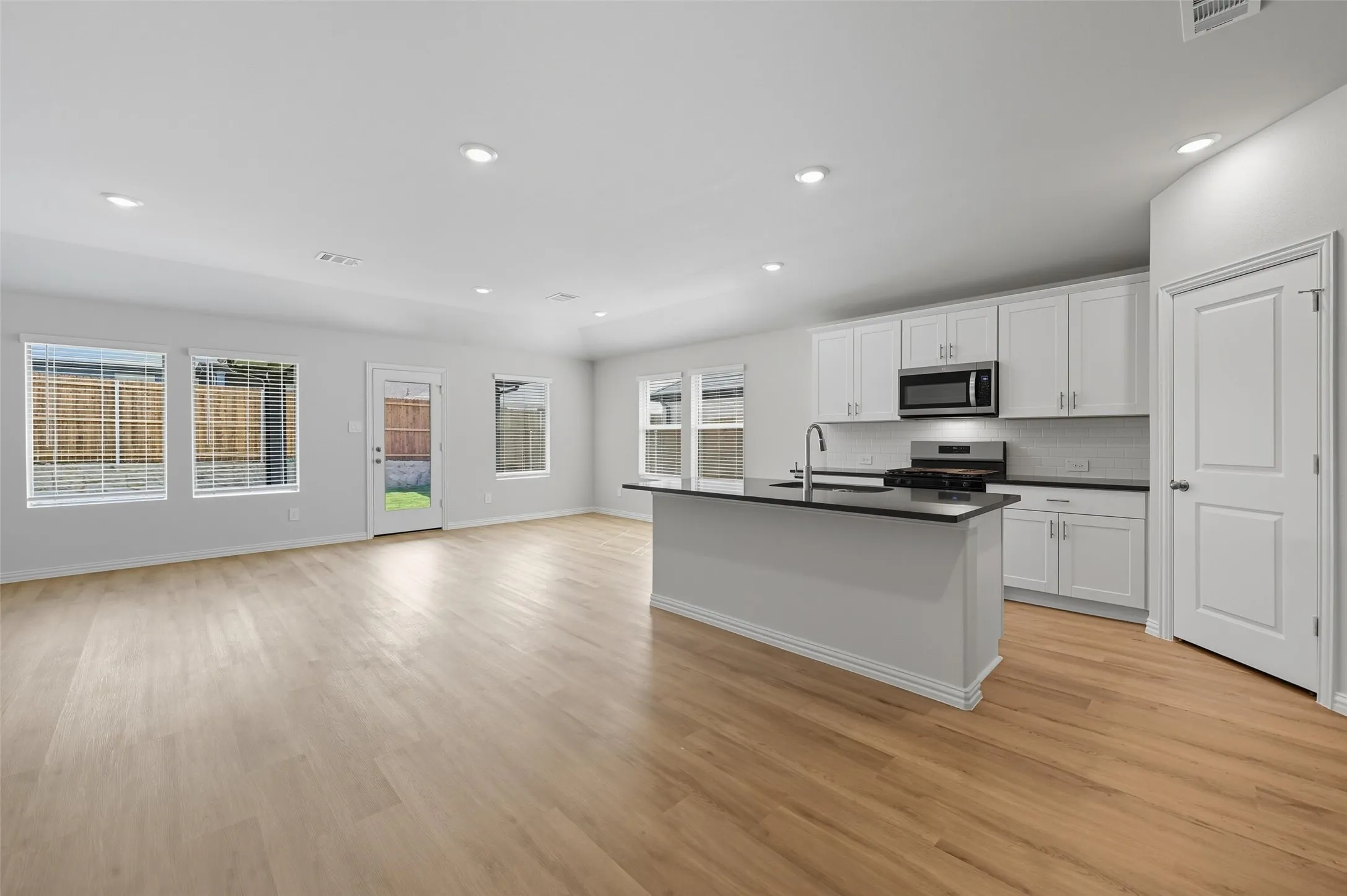Single Family Residence For Rent in Tarrant County , 6605 Creek Edge Circle, Fort Worth, Texas 76036, 4 Bedroom, 3 Bathroom, 2 Garage spaces, 1,831 Sqft, built in 2025, mls#21396498, Real Estate Agent in Fort Worth, Homes For Rent in Tarrant county, Homes For Rent in Fort Worth, Realtor in Fort Worth Texas, Real Estate Brokerage Independent Realty Texas, Luminita Cordes Realtor