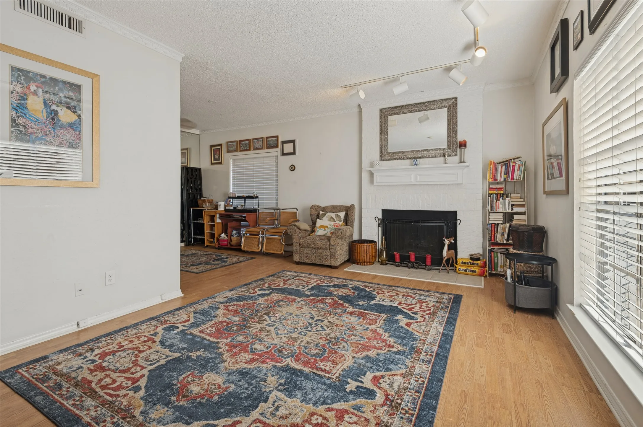Condominium For Sale in Tarrant County , 4430 Harlanwood Drive N 209, Fort Worth, Texas 76109, 1 Bedroom, 1 Bathroom, Garage spaces, 915 Sqft, built in 1969, mls#21396065, Real Estate Agent in Fort Worth, Homes For Sale in Tarrant county, Homes For Sale in Fort Worth, Realtor in Fort Worth Texas, Real Estate Brokerage Independent Realty Texas, Luminita Cordes Realtor