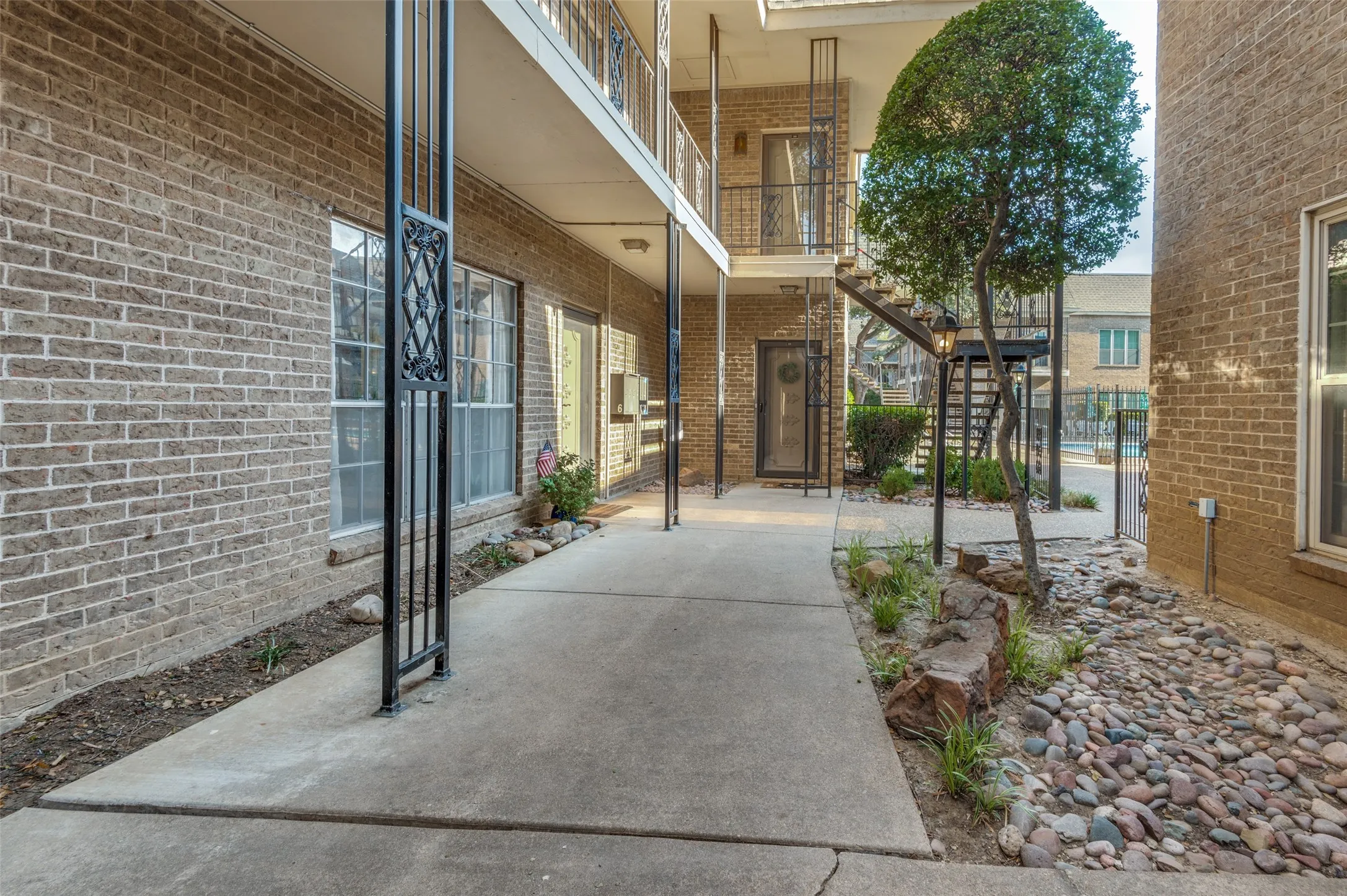 Condominium For Sale in Tarrant County , 4430 Harlanwood Drive N 209, Fort Worth, Texas 76109, 1 Bedroom, 1 Bathroom, Garage spaces, 915 Sqft, built in 1969, mls#21396065, Real Estate Agent in Fort Worth, Homes For Sale in Tarrant county, Homes For Sale in Fort Worth, Realtor in Fort Worth Texas, Real Estate Brokerage Independent Realty Texas, Luminita Cordes Realtor