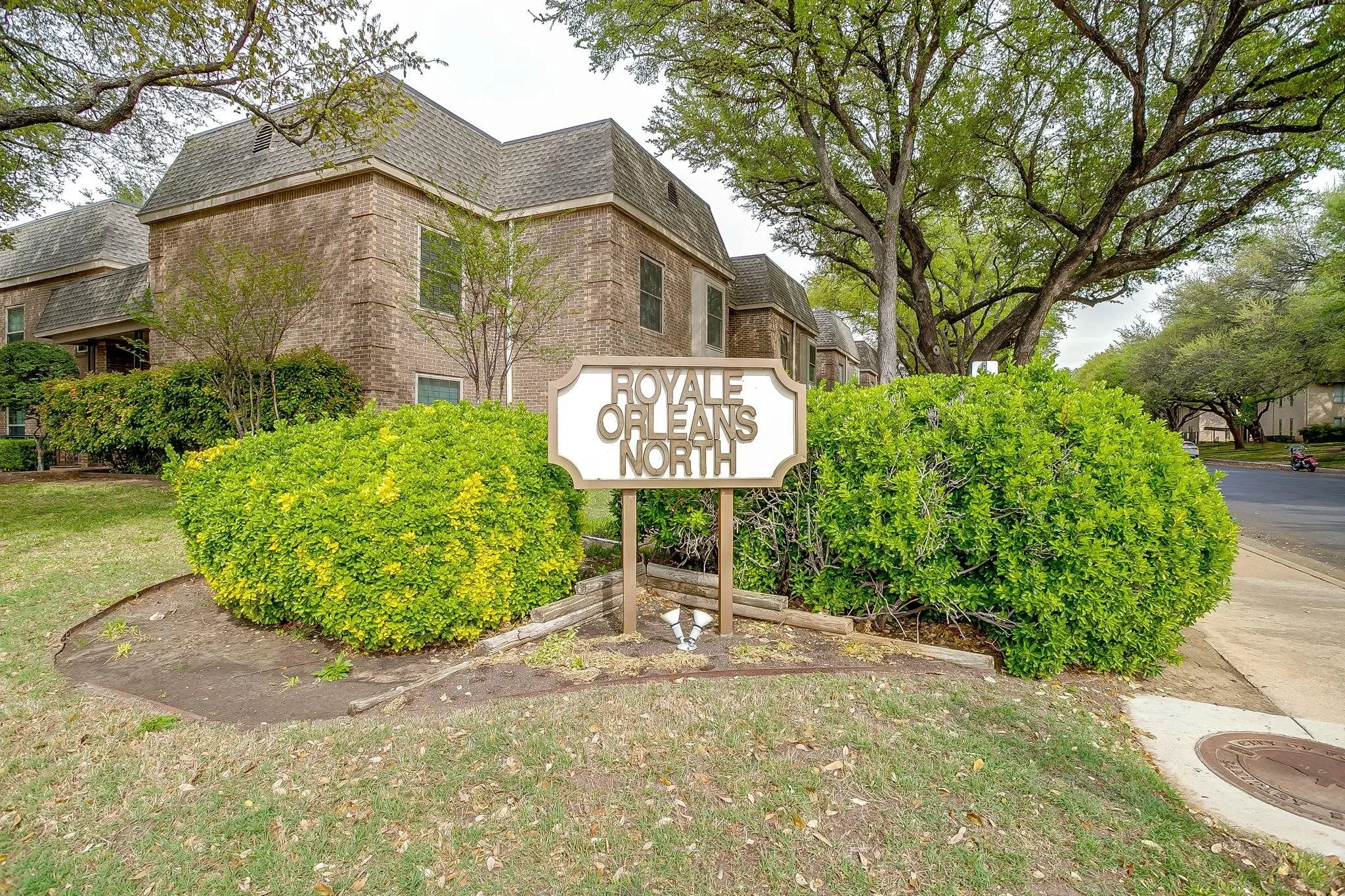 Condominium For Sale in Tarrant County , 4430 Harlanwood Drive N 209, Fort Worth, Texas 76109, 1 Bedroom, 1 Bathroom, Garage spaces, 915 Sqft, built in 1969, mls#21396065, Real Estate Agent in Fort Worth, Homes For Sale in Tarrant county, Homes For Sale in Fort Worth, Realtor in Fort Worth Texas, Real Estate Brokerage Independent Realty Texas, Luminita Cordes Realtor