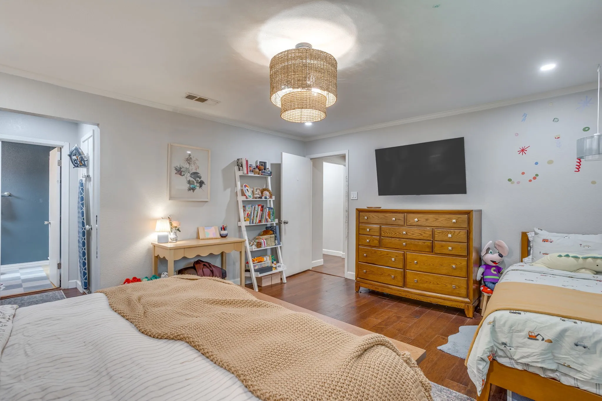 Single Family Residence For Sale in Tarrant County , 6404 Lavano Drive, Edgecliff Village, Texas 76134, 3 Bedroom, 2 Bathroom, 2 Garage spaces, 1,883 Sqft, built in 1974, mls#21393502, Real Estate Agent in Edgecliff Village, Homes For Sale in Tarrant county, Homes For Sale in Edgecliff Village, Realtor in Edgecliff Village Texas, Real Estate Brokerage Independent Realty Texas, Luminita Cordes Realtor