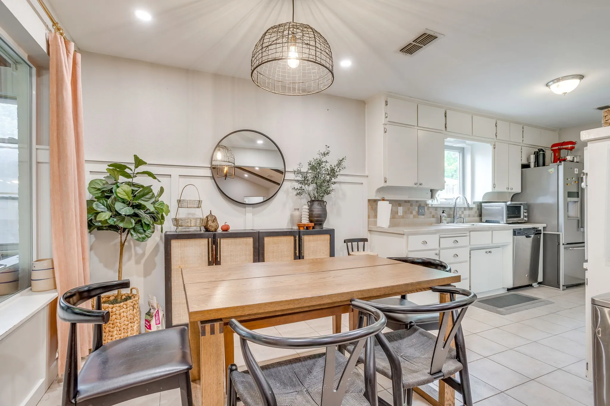 Single Family Residence For Sale in Tarrant County , 6404 Lavano Drive, Edgecliff Village, Texas 76134, 3 Bedroom, 2 Bathroom, 2 Garage spaces, 1,883 Sqft, built in 1974, mls#21393502, Real Estate Agent in Edgecliff Village, Homes For Sale in Tarrant county, Homes For Sale in Edgecliff Village, Realtor in Edgecliff Village Texas, Real Estate Brokerage Independent Realty Texas, Luminita Cordes Realtor