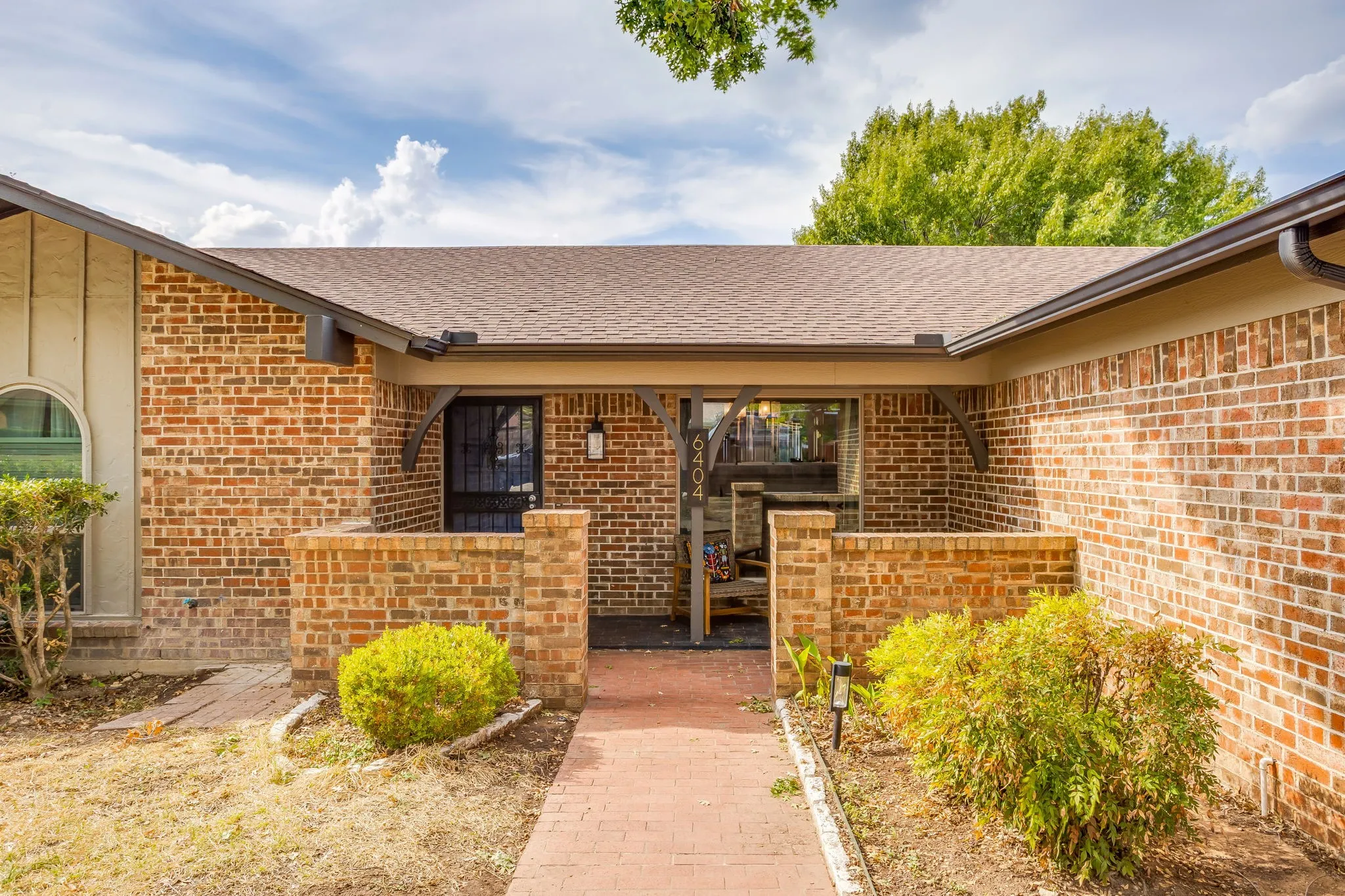 Single Family Residence For Sale in Tarrant County , 6404 Lavano Drive, Edgecliff Village, Texas 76134, 3 Bedroom, 2 Bathroom, 2 Garage spaces, 1,883 Sqft, built in 1974, mls#21393502, Real Estate Agent in Edgecliff Village, Homes For Sale in Tarrant county, Homes For Sale in Edgecliff Village, Realtor in Edgecliff Village Texas, Real Estate Brokerage Independent Realty Texas, Luminita Cordes Realtor