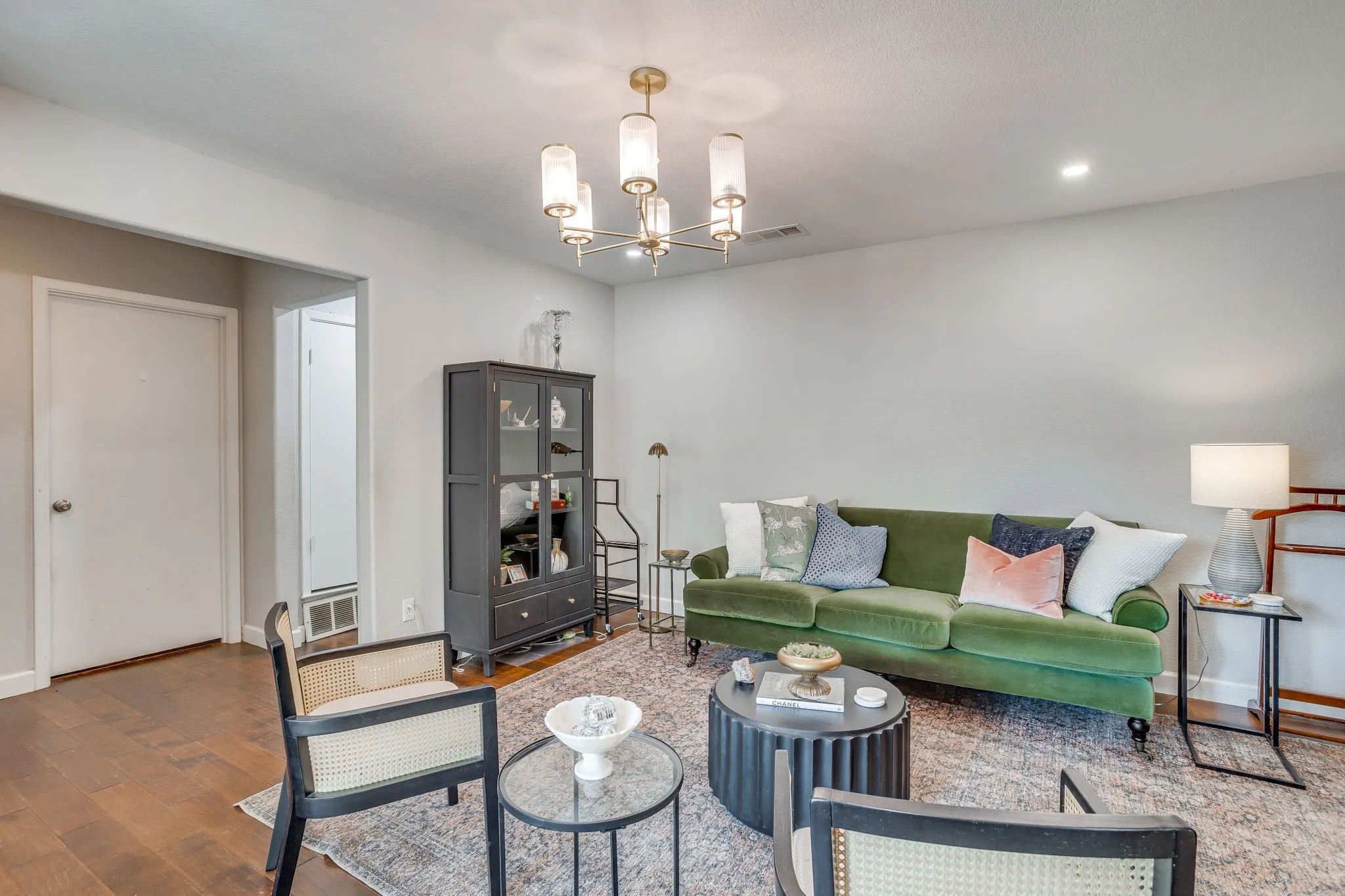Single Family Residence For Sale in Tarrant County , 6404 Lavano Drive, Edgecliff Village, Texas 76134, 3 Bedroom, 2 Bathroom, 2 Garage spaces, 1,883 Sqft, built in 1974, mls#21393502, Real Estate Agent in Edgecliff Village, Homes For Sale in Tarrant county, Homes For Sale in Edgecliff Village, Realtor in Edgecliff Village Texas, Real Estate Brokerage Independent Realty Texas, Luminita Cordes Realtor