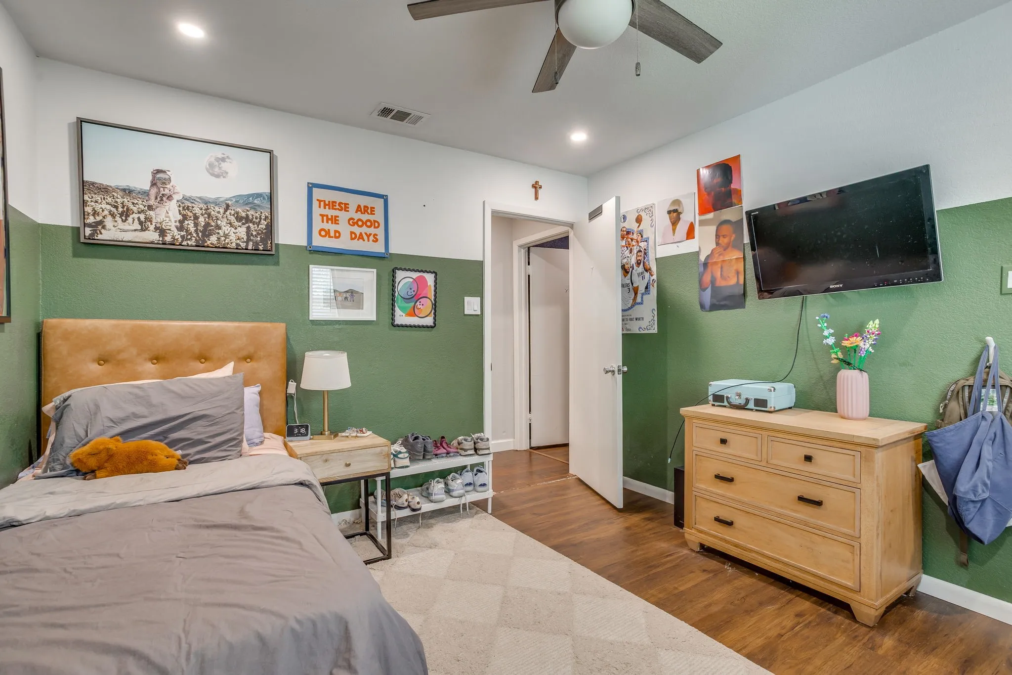 Single Family Residence For Sale in Tarrant County , 6404 Lavano Drive, Edgecliff Village, Texas 76134, 3 Bedroom, 2 Bathroom, 2 Garage spaces, 1,883 Sqft, built in 1974, mls#21393502, Real Estate Agent in Edgecliff Village, Homes For Sale in Tarrant county, Homes For Sale in Edgecliff Village, Realtor in Edgecliff Village Texas, Real Estate Brokerage Independent Realty Texas, Luminita Cordes Realtor