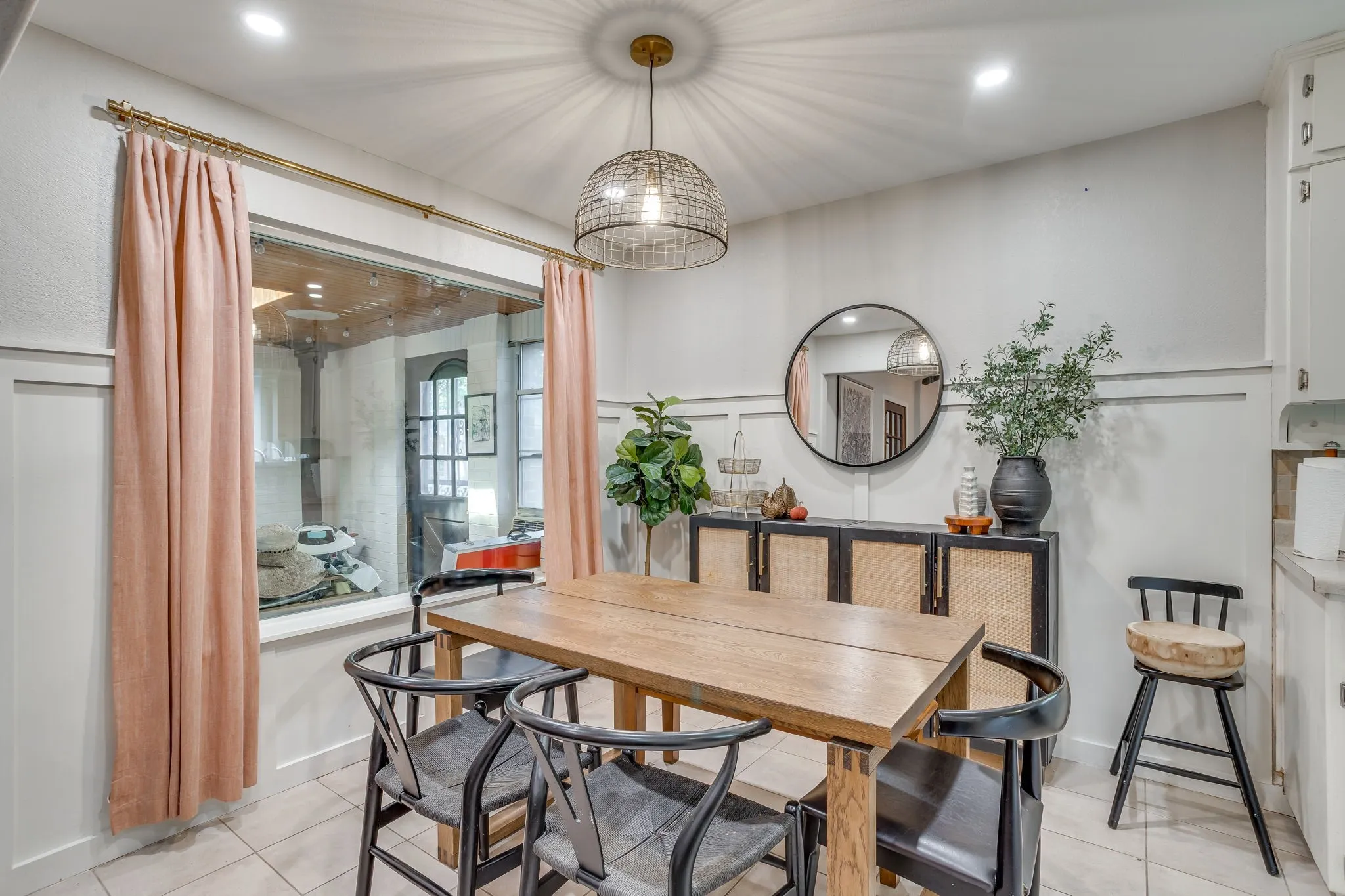 Single Family Residence For Sale in Tarrant County , 6404 Lavano Drive, Edgecliff Village, Texas 76134, 3 Bedroom, 2 Bathroom, 2 Garage spaces, 1,883 Sqft, built in 1974, mls#21393502, Real Estate Agent in Edgecliff Village, Homes For Sale in Tarrant county, Homes For Sale in Edgecliff Village, Realtor in Edgecliff Village Texas, Real Estate Brokerage Independent Realty Texas, Luminita Cordes Realtor
