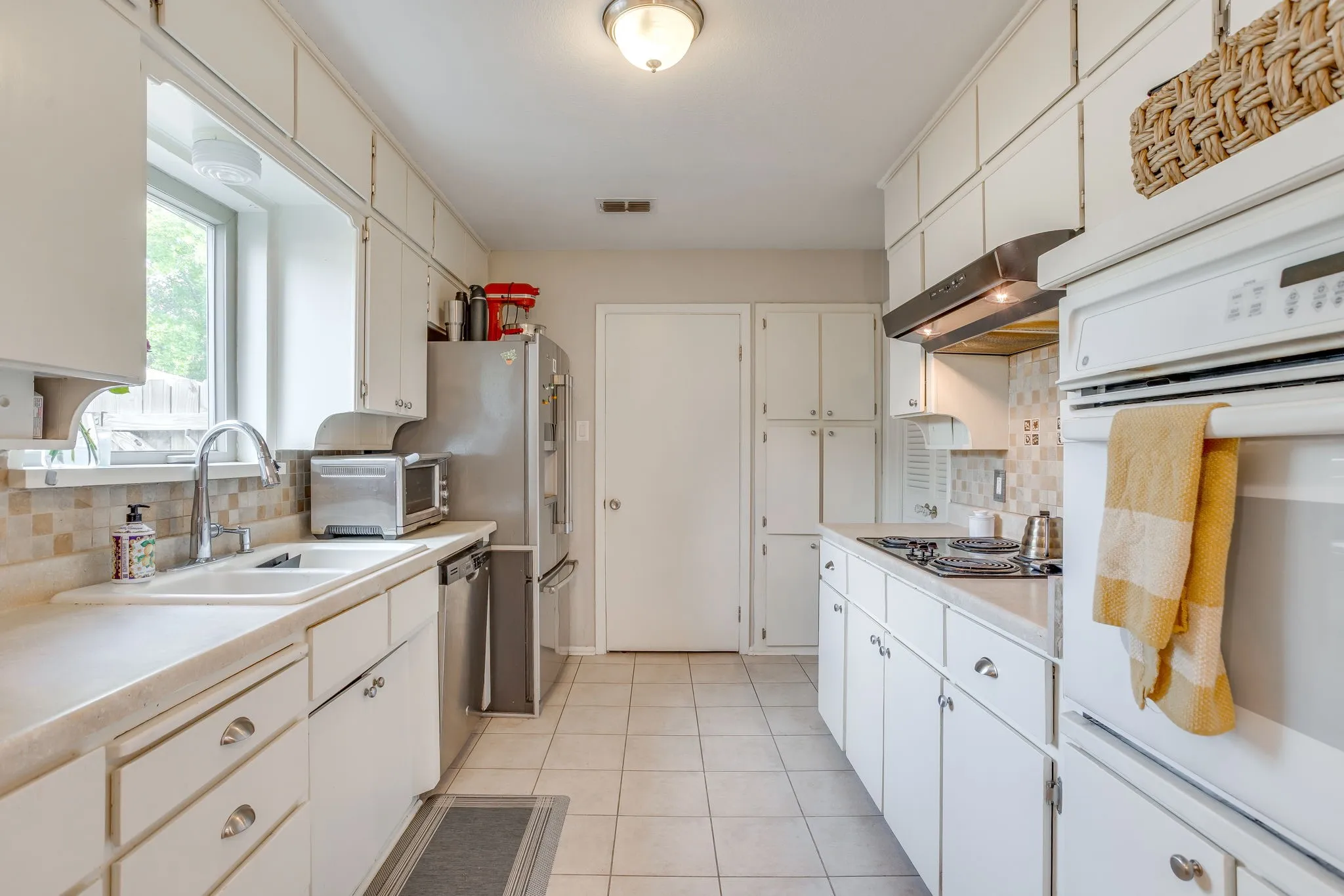Single Family Residence For Sale in Tarrant County , 6404 Lavano Drive, Edgecliff Village, Texas 76134, 3 Bedroom, 2 Bathroom, 2 Garage spaces, 1,883 Sqft, built in 1974, mls#21393502, Real Estate Agent in Edgecliff Village, Homes For Sale in Tarrant county, Homes For Sale in Edgecliff Village, Realtor in Edgecliff Village Texas, Real Estate Brokerage Independent Realty Texas, Luminita Cordes Realtor