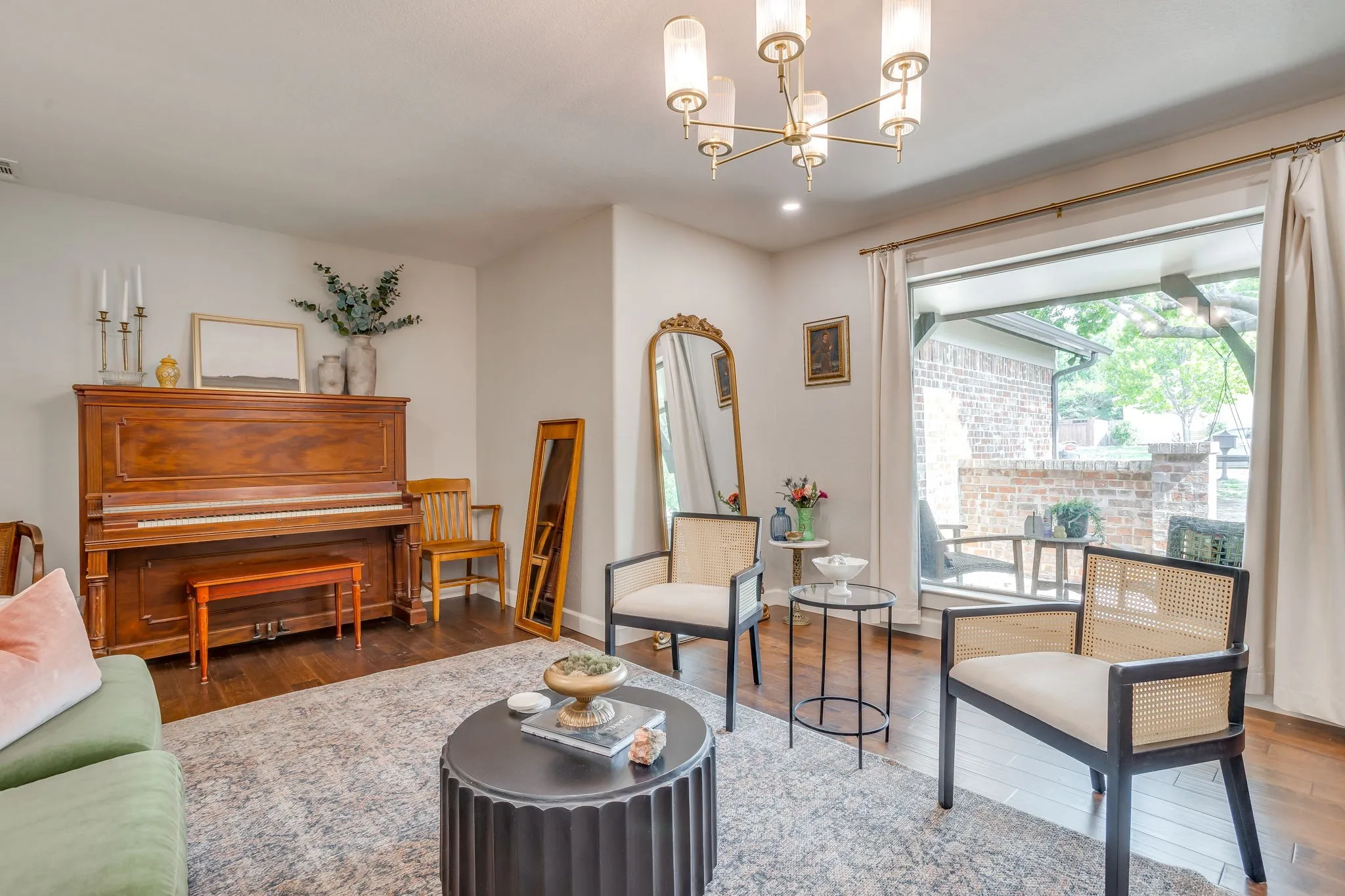 Single Family Residence For Sale in Tarrant County , 6404 Lavano Drive, Edgecliff Village, Texas 76134, 3 Bedroom, 2 Bathroom, 2 Garage spaces, 1,883 Sqft, built in 1974, mls#21393502, Real Estate Agent in Edgecliff Village, Homes For Sale in Tarrant county, Homes For Sale in Edgecliff Village, Realtor in Edgecliff Village Texas, Real Estate Brokerage Independent Realty Texas, Luminita Cordes Realtor