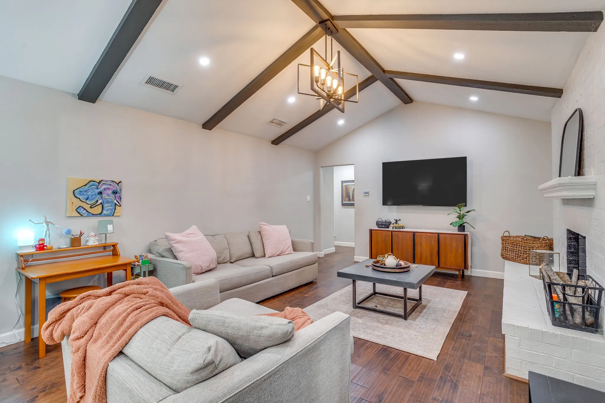 Single Family Residence For Sale in Tarrant County , 6404 Lavano Drive, Edgecliff Village, Texas 76134, 3 Bedroom, 2 Bathroom, 2 Garage spaces, 1,883 Sqft, built in 1974, mls#21393502, Real Estate Agent in Edgecliff Village, Homes For Sale in Tarrant county, Homes For Sale in Edgecliff Village, Realtor in Edgecliff Village Texas, Real Estate Brokerage Independent Realty Texas, Luminita Cordes Realtor