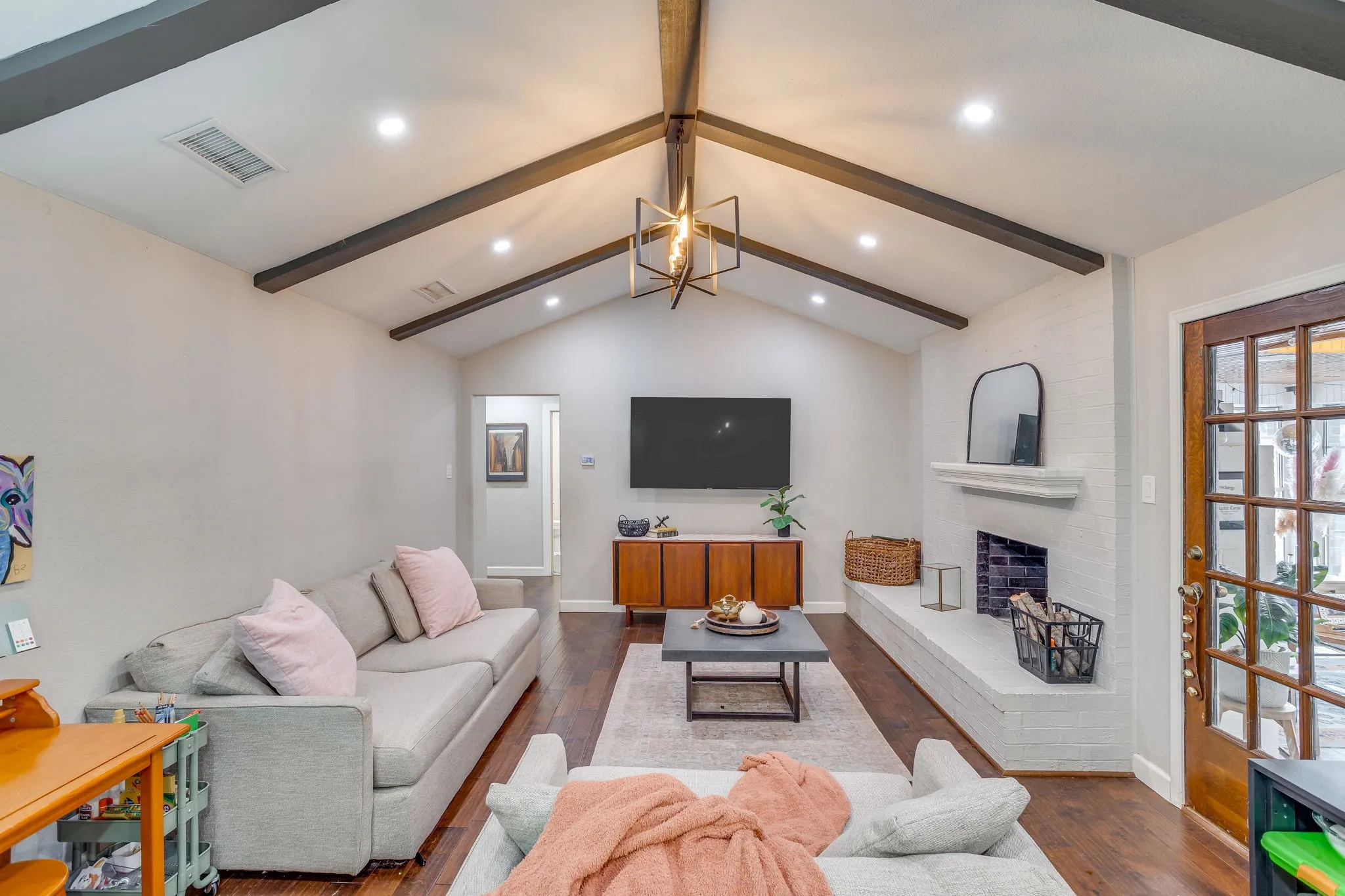 Single Family Residence For Sale in Tarrant County , 6404 Lavano Drive, Edgecliff Village, Texas 76134, 3 Bedroom, 2 Bathroom, 2 Garage spaces, 1,883 Sqft, built in 1974, mls#21393502, Real Estate Agent in Edgecliff Village, Homes For Sale in Tarrant county, Homes For Sale in Edgecliff Village, Realtor in Edgecliff Village Texas, Real Estate Brokerage Independent Realty Texas, Luminita Cordes Realtor