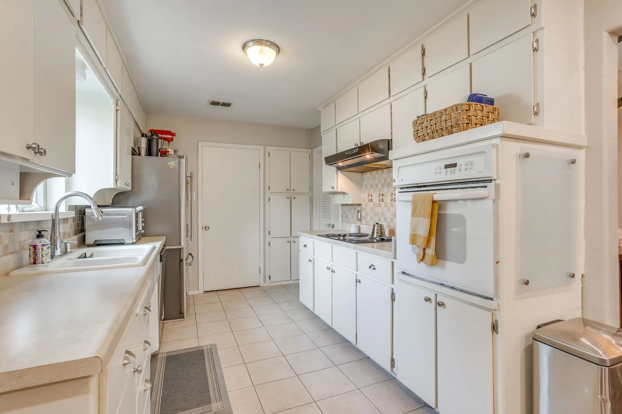 Single Family Residence For Sale in Tarrant County , 6404 Lavano Drive, Edgecliff Village, Texas 76134, 3 Bedroom, 2 Bathroom, 2 Garage spaces, 1,883 Sqft, built in 1974, mls#21393502, Real Estate Agent in Edgecliff Village, Homes For Sale in Tarrant county, Homes For Sale in Edgecliff Village, Realtor in Edgecliff Village Texas, Real Estate Brokerage Independent Realty Texas, Luminita Cordes Realtor