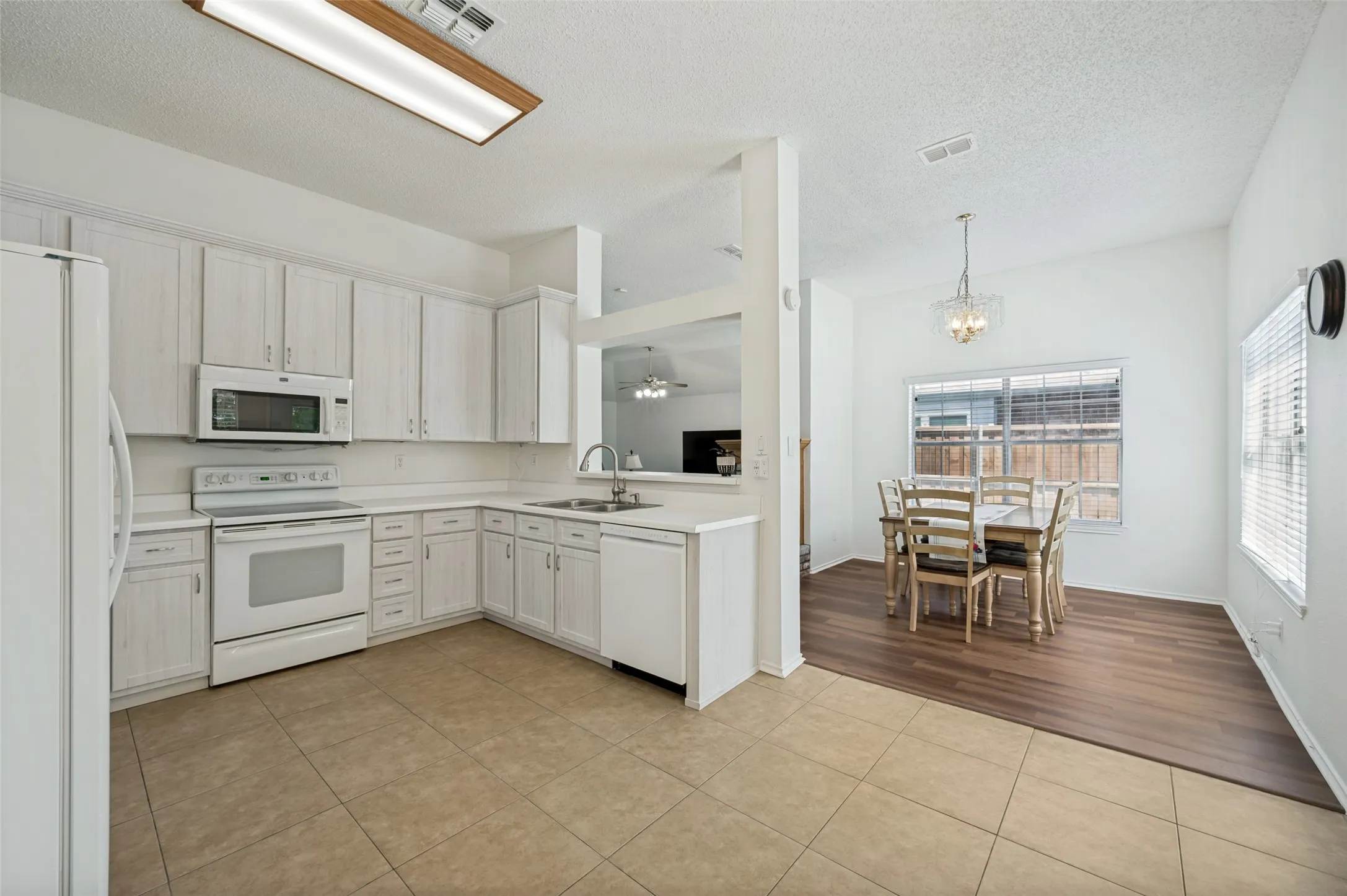 Single Family Residence For Sale in Denton County , 4149 Fryer Street, The Colony, Texas 75056, 3 Bedroom, 2 Bathroom, 2 Garage spaces, 1,570 Sqft, built in 1988, mls#21395810, Real Estate Agent in The Colony, Homes For Sale in Denton county, Homes For Sale in The Colony, Realtor in The Colony Texas, Real Estate Brokerage Independent Realty Texas, Luminita Cordes Realtor