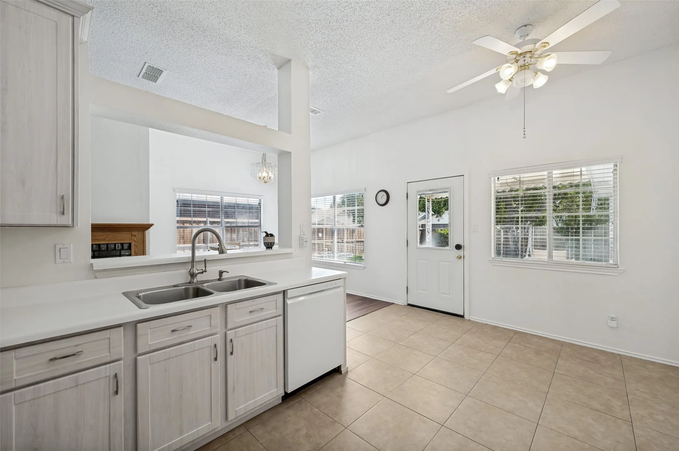 Single Family Residence For Sale in Denton County , 4149 Fryer Street, The Colony, Texas 75056, 3 Bedroom, 2 Bathroom, 2 Garage spaces, 1,570 Sqft, built in 1988, mls#21395810, Real Estate Agent in The Colony, Homes For Sale in Denton county, Homes For Sale in The Colony, Realtor in The Colony Texas, Real Estate Brokerage Independent Realty Texas, Luminita Cordes Realtor