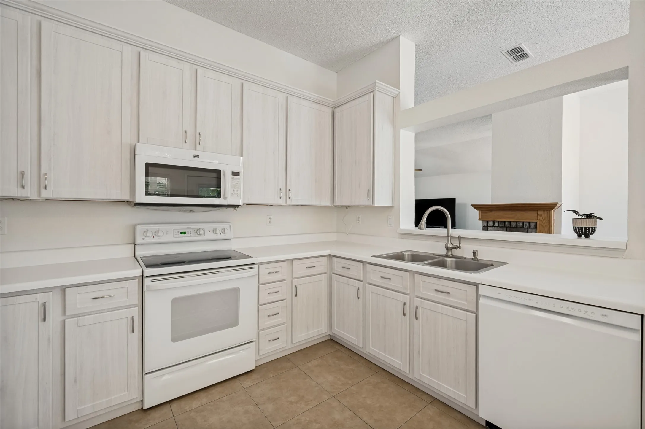 Single Family Residence For Sale in Denton County , 4149 Fryer Street, The Colony, Texas 75056, 3 Bedroom, 2 Bathroom, 2 Garage spaces, 1,570 Sqft, built in 1988, mls#21395810, Real Estate Agent in The Colony, Homes For Sale in Denton county, Homes For Sale in The Colony, Realtor in The Colony Texas, Real Estate Brokerage Independent Realty Texas, Luminita Cordes Realtor