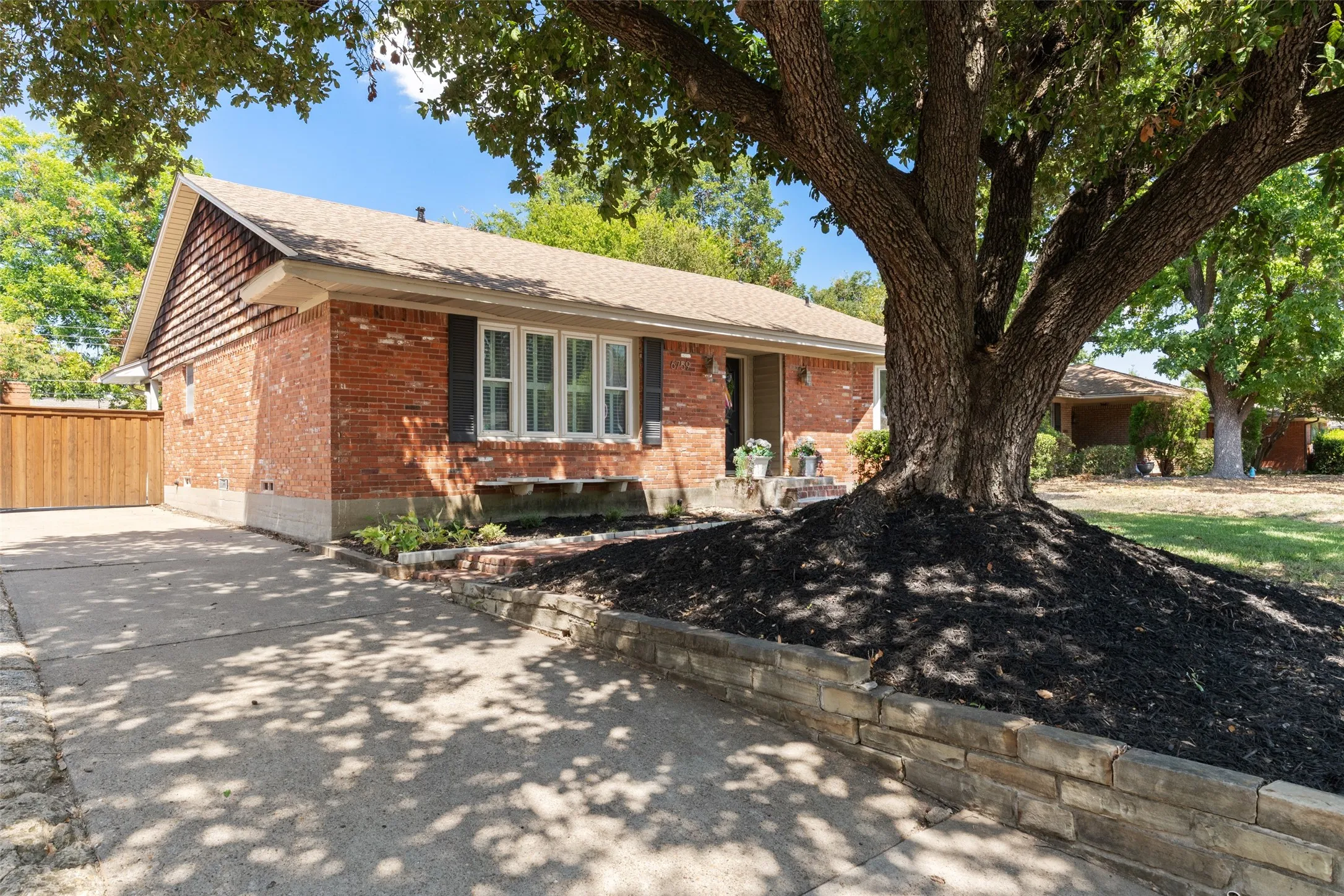 Single Family Residence For Sale in Dallas County , 6759 E Mockingbird Lane, Dallas, Texas 75214, 2 Bedroom, 2 Bathroom, 2 Garage spaces, 1,545 Sqft, built in 1956, mls#21396484, Real Estate Agent in Dallas, Homes For Sale in Dallas county, Homes For Sale in Dallas, Realtor in Dallas Texas, Real Estate Brokerage Independent Realty Texas, Luminita Cordes Realtor